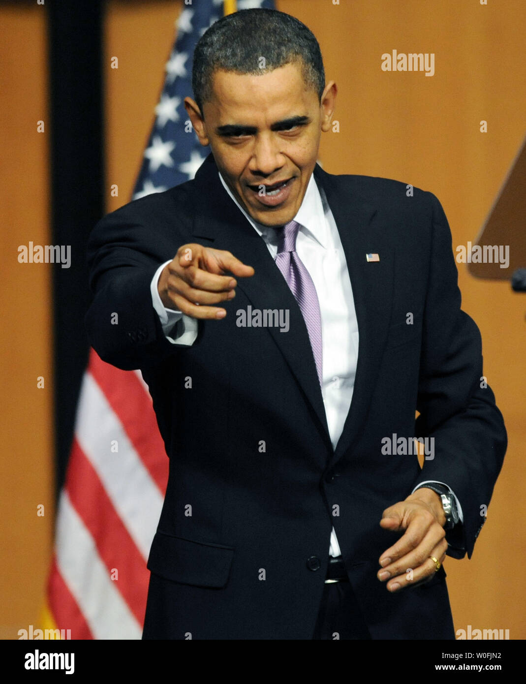 Stati Uniti Il presidente Barack Obama arriva a firmare la casa di cura di salute e istruzione atto di riconciliazione a Northern Virginia Community College in Alexandria, Virginia, il 30 marzo 2010. Il disegno di legge, talvolta indicato come la casa 'fix' per la generale della riforma sanitaria legge approvata dal Senato, anche rinnova il prestito studente sistema. UPI/Pat Benic Foto Stock