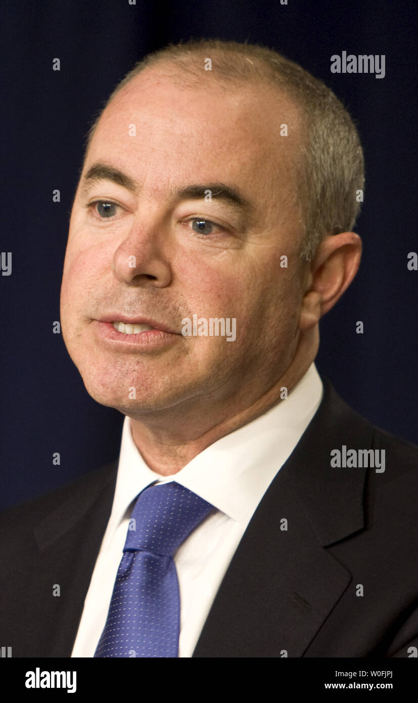 Cittadino degli Stati Uniti e Servizi Immigrati Direttore Alejandro Mayorkas parla durante una cerimonia di naturalizzazione per commemorare il trentesimo anniversario del reinsediamento dei rifugiati Act del 1980. 27 nuovi cittadini provenienti da Egitto, Etiopia, Iran, Pakistan, Filippine, Sierra Leone, Somalia, Sudan e Vietnam hanno prestato giuramento di fedeltà a Washington il 30 marzo 2010. UPI/Madeline Marshall Foto Stock