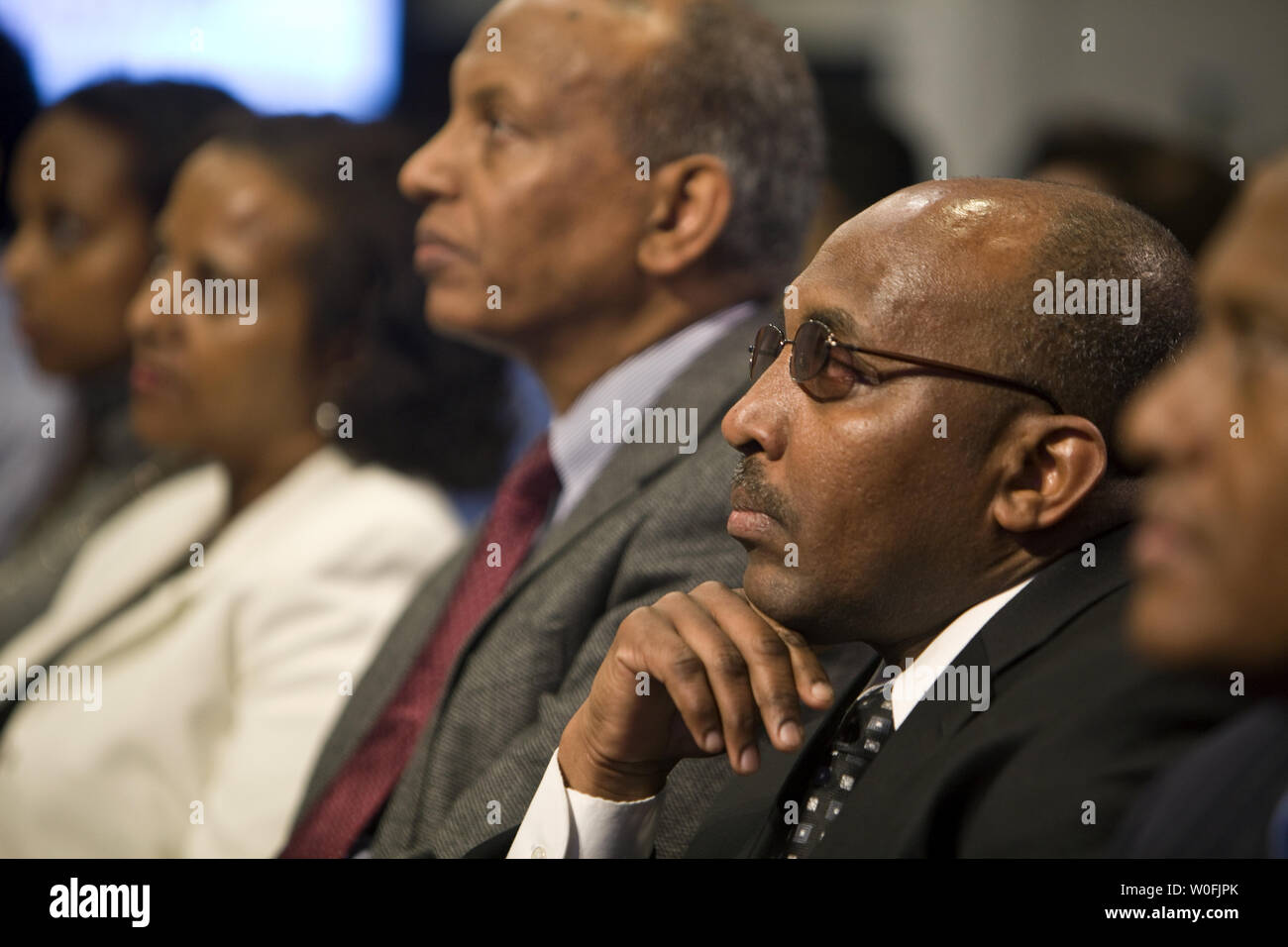 Mohamad Makki Humed dal Sudan si siede con altri nuovi cittadini durante una cerimonia di naturalizzazione per commemorare il trentesimo anniversario del reinsediamento dei rifugiati Act del 1980. 27 nuovi cittadini provenienti da Egitto, Etiopia, Iran, Pakistan, Filippine, Sierra Leone, Somalia, Sudan e Vietnam hanno prestato giuramento di fedeltà a Washington il 30 marzo 2010. UPI/Madeline Marshall Foto Stock