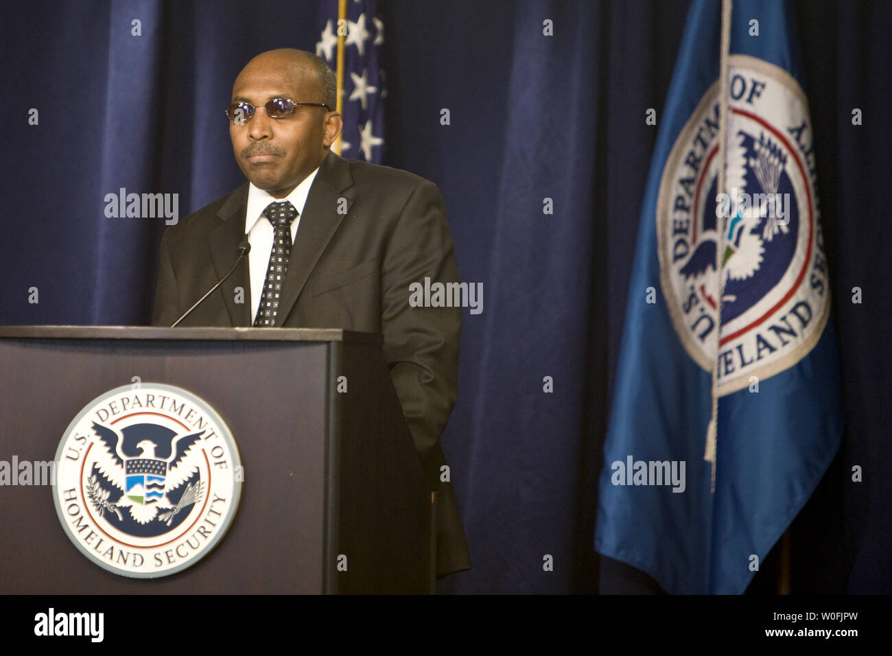 Mohamad Makki Humed dal Sudan offre un discorso durante una cerimonia di naturalizzazione per commemorare il trentesimo anniversario del reinsediamento dei rifugiati Act del 1980. 27 nuovi cittadini provenienti da Egitto, Etiopia, Iran, Pakistan, Filippine, Sierra Leone, Somalia, Sudan e Vietnam hanno prestato giuramento di fedeltà a Washington il 30 marzo 2010. UPI/Madeline Marshall Foto Stock