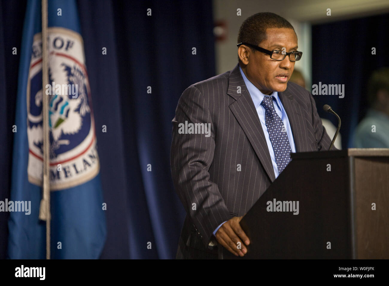 Shimeles Inolpearegay Abtew dall Etiopia offre un discorso durante una cerimonia di naturalizzazione per commemorare il trentesimo anniversario del reinsediamento dei rifugiati Act del 1980. 27 nuovi cittadini provenienti da Egitto, Etiopia, Iran, Pakistan, Filippine, Sierra Leone, Somalia, Sudan e Vietnam hanno prestato giuramento di fedeltà a Washington il 30 marzo 2010. UPI/Madeline Marshall Foto Stock