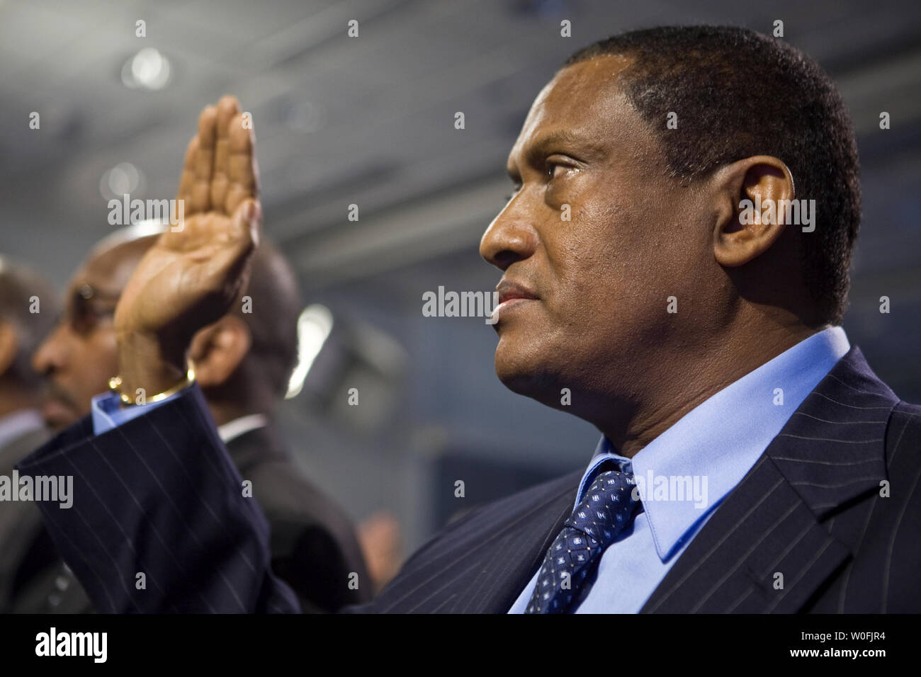 Shimeles Inolpearegay Abtew dall Etiopia prende il giuramento di fedeltà durante una cerimonia di naturalizzazione per commemorare il trentesimo anniversario del reinsediamento dei rifugiati Act del 1980. 27 nuovi cittadini provenienti da Egitto, Etiopia, Iran, Pakistan, Filippine, Sierra Leone, Somalia, Sudan e Vietnam hanno prestato giuramento di fedeltà a Washington il 30 marzo 2010. UPI/Madeline Marshall Foto Stock
