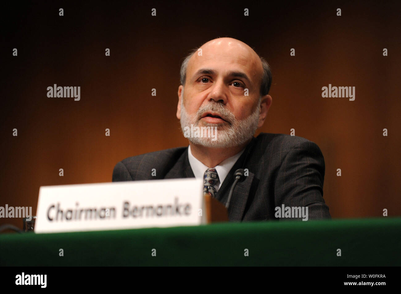 Il presidente della Federal Reserve Ben Bernanke testimonia sulle prospettive economiche prima che il comitato economico misto a Washington il 14 aprile 2010. UPI/Kevin Dietsch Foto Stock