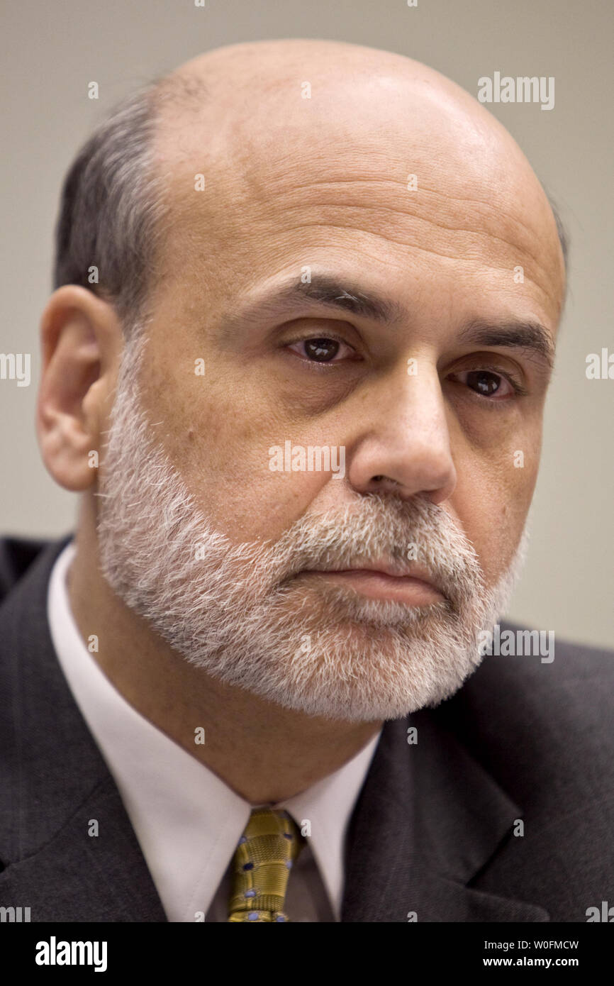 Federal Reserve Board Chairman Ben Bernanke testimonia prima di una casa Comitato per i servizi finanziari audizione su questioni di politica pubblica sollevate dalla relazione del fallimento di Lehman esaminatore sul Campidoglio di Washington il 20 aprile 2010. UPI/Madeline Marshall Foto Stock