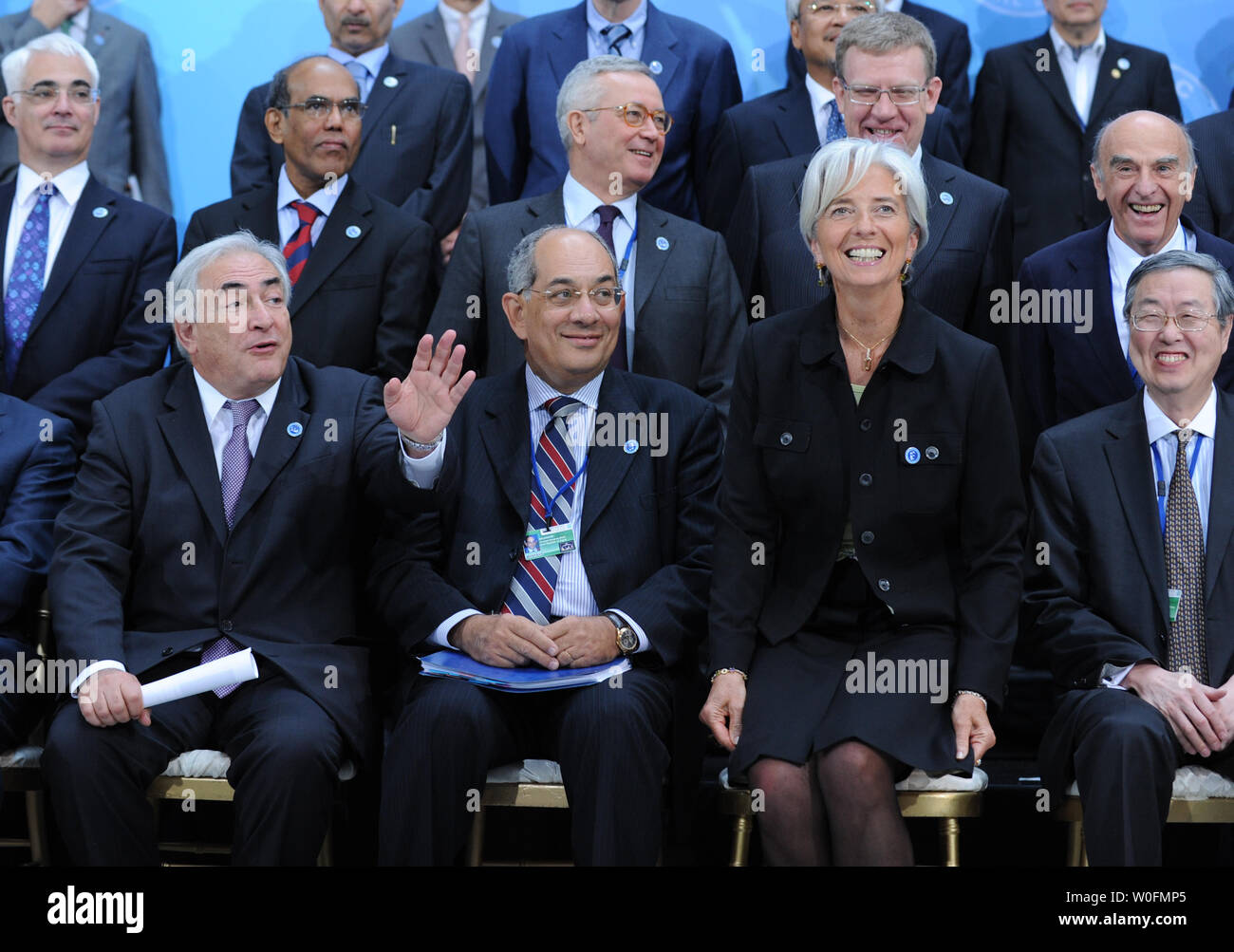 I membri del Comitato monetario e finanziario internazionale (IMFC) raccogliere per una foto di gruppo durante il Fondo monetario internazionale (FMI) e della Banca mondiale di primavera a Washington il 24 aprile 2010. Seduto (bancata anteriore, L a R) sono il direttore del FMI Dominique Strauss-Kahn, IMFC Presidente Youssef Boutros-Ghali, e il ministro delle Finanze francese Christine Lagarde e cinese il Ministro delle finanze Zhou Xiaochuan. In seconda fila (L a R) sono Ministro delle finanze Alistair Darling, Reserve Bank of India chief Duvvuri Subbarao, ministro italiano delle finanze Giulio Tremonti, Ministro delle Finanze russo Alexei Foto Stock