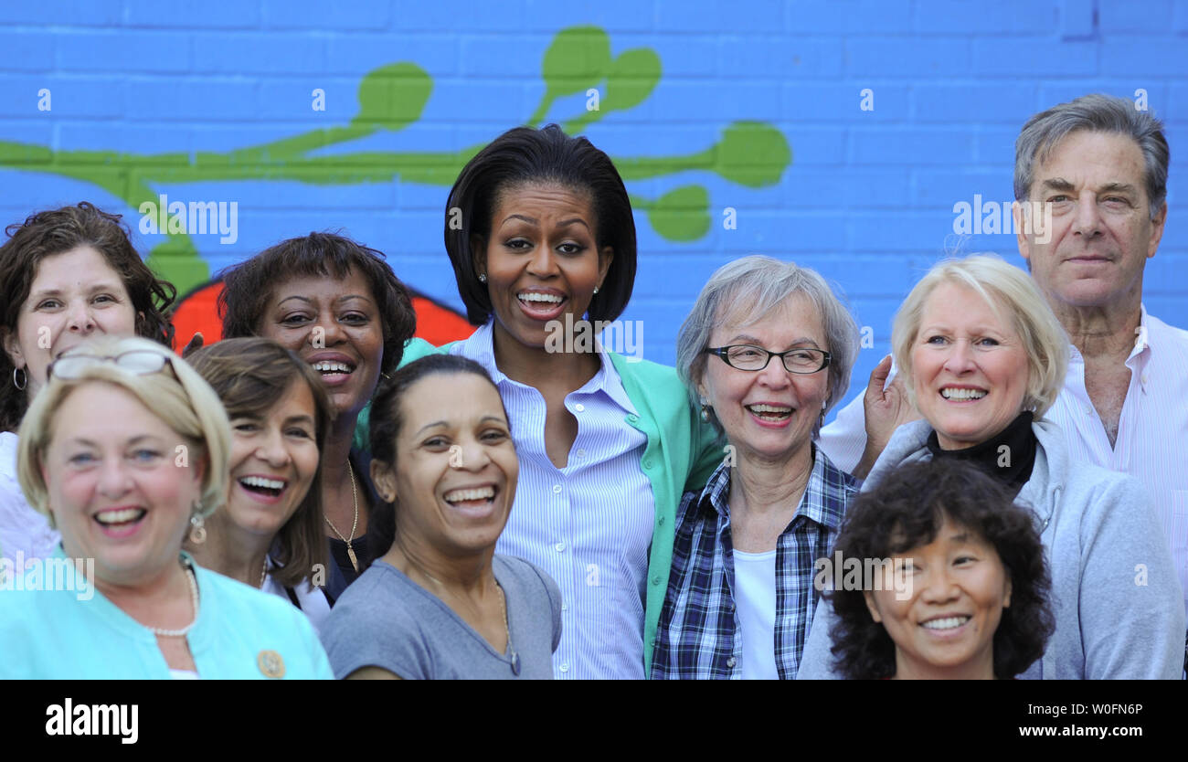 La First Lady Michelle Obama (C) in posa per una foto con un Club congressuale coniugi evento di assistenza a Marie Reed Learning Center in Adams Morgan comunità di Northwest Washington il 29 aprile 2010. UPI/Alexis C. Glenn Foto Stock