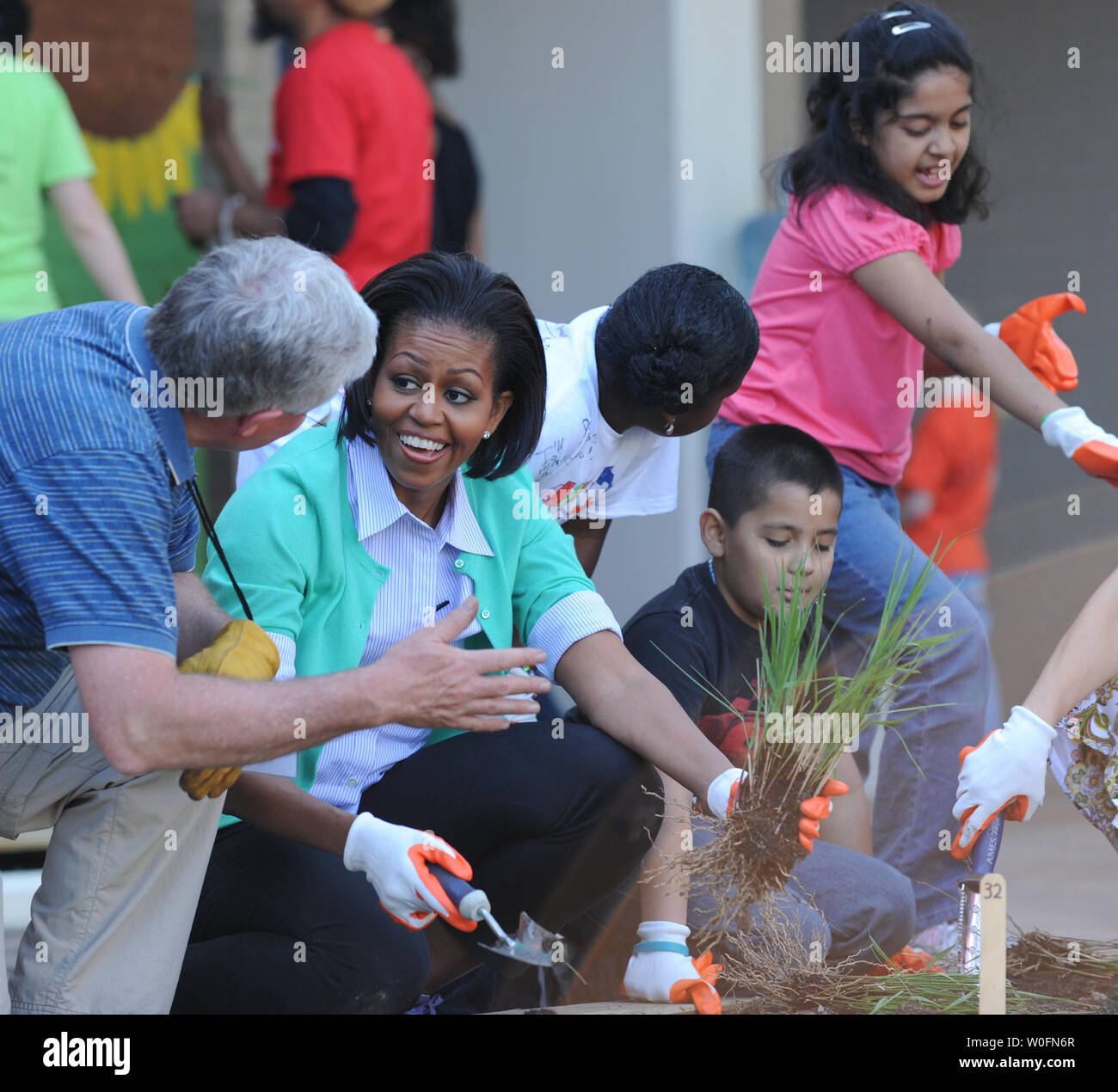 La First Lady Michelle Obama aiuta pianta un giardino in un Club congressuale coniugi evento di assistenza a Marie Reed Learning Center in Adams Morgan comunità di Northwest Washington il 29 aprile 2010. UPI/Alexis C. Glenn Foto Stock