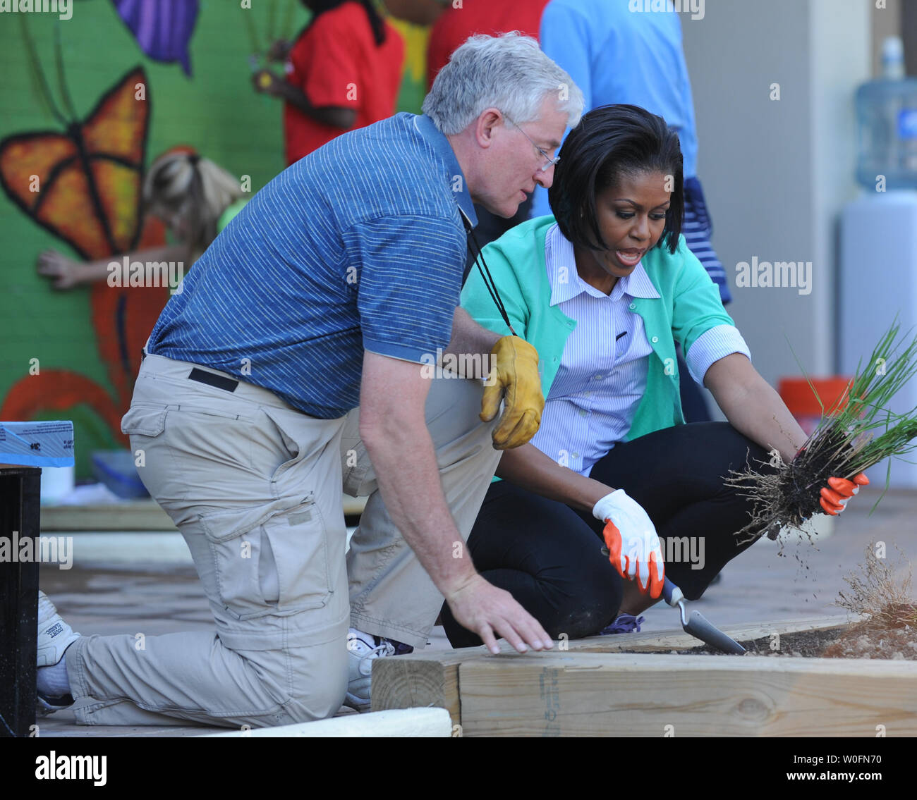 La First Lady Michelle Obama aiuta pianta un giardino in un Club congressuale coniugi evento di assistenza a Marie Reed Learning Center in Adams Morgan comunità di Northwest Washington il 29 aprile 2010. UPI/Alexis C. Glenn Foto Stock