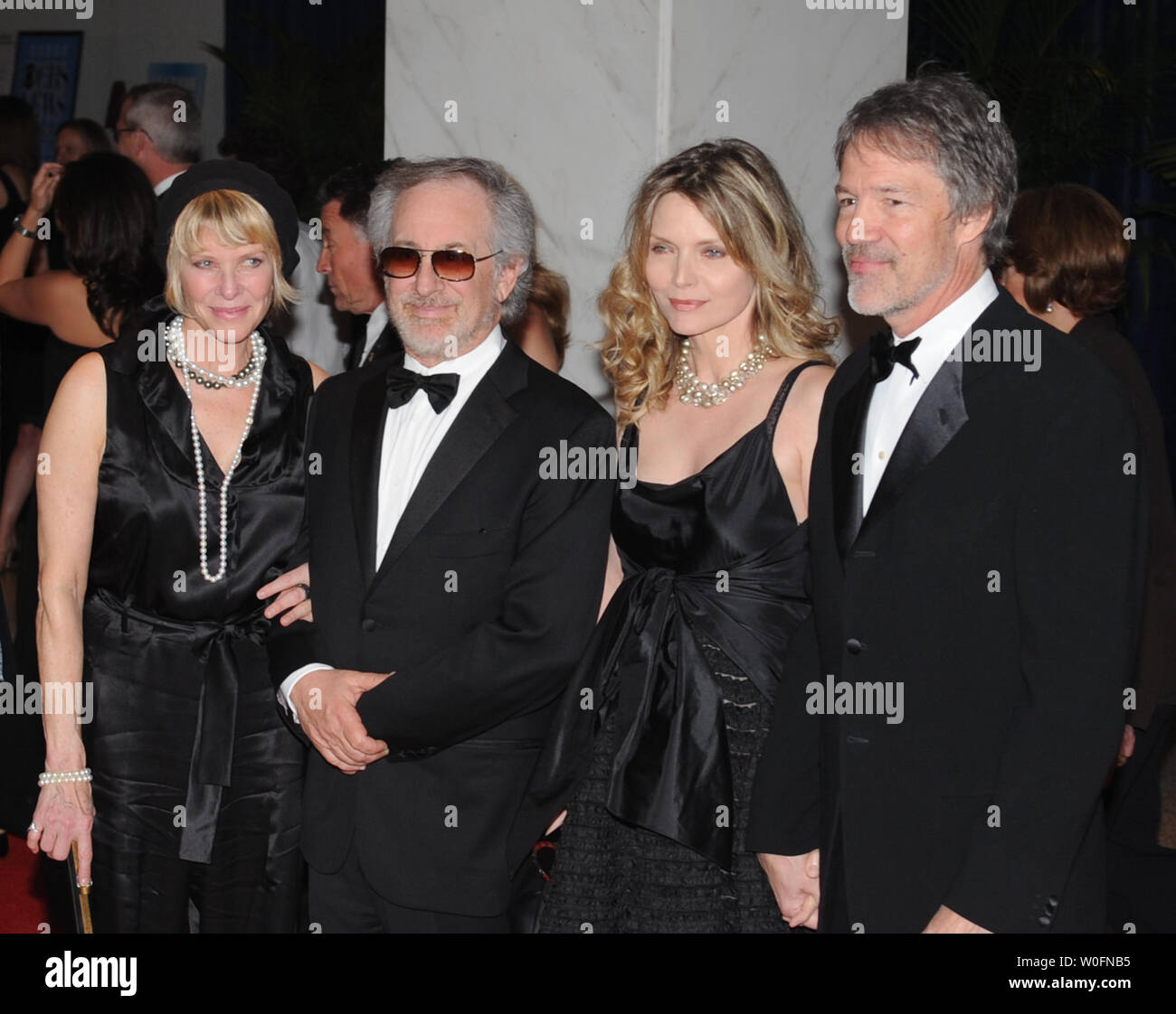 (L a R) Kate Capshaw, moglie di Steven Spielberg, Michelle Pfeiffer, e suo marito David Kelley arrivano alla Casa Bianca corrispondenti cena a Washington il 1 maggio 2010. UPI/Alexis C. Glenn Foto Stock