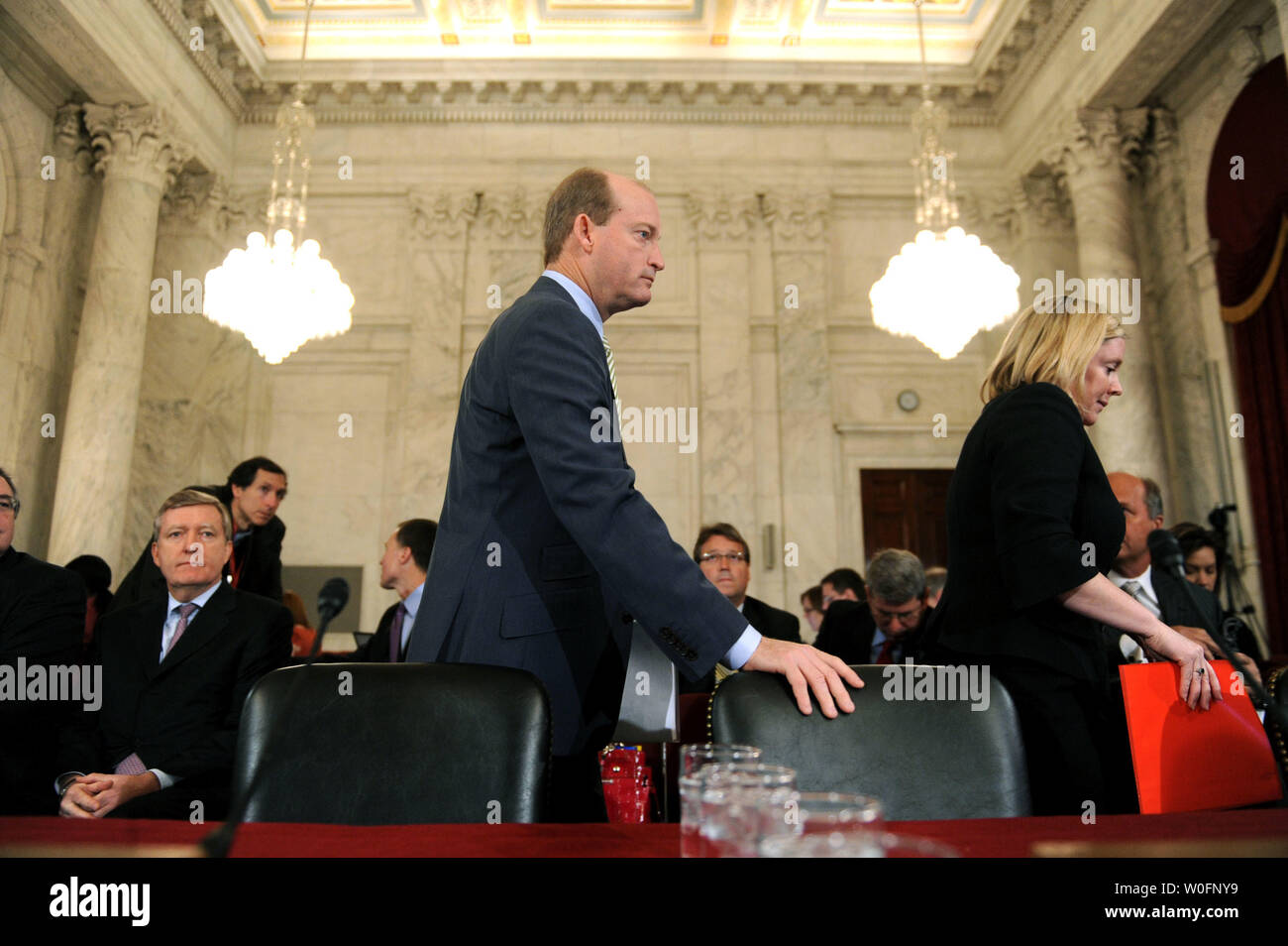 Lamar McKay (C), Presidente e Presidente di BP America Inc., arriva in corrispondenza di un senato di energia e di risorse naturali audizione del Comitato BP Deepwater Horizon oil rig incidente nel Golfo del Messico, a Washington il 11 maggio 2010. UPI/Kevin Dietsch Foto Stock