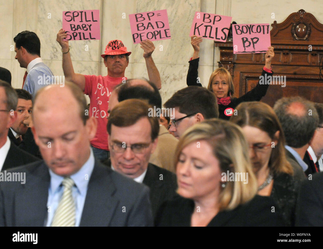 Lamar McKay (L), Presidente e Presidente di BP America Inc., attende per testimoniare come i manifestanti tenere cartelli contro la BP durante un senato di energia e di risorse naturali audizione del Comitato BP Deepwater Horizon oil rig incidente nel Golfo del Messico, a Washington il 11 maggio 2010. UPI/Kevin Dietsch Foto Stock