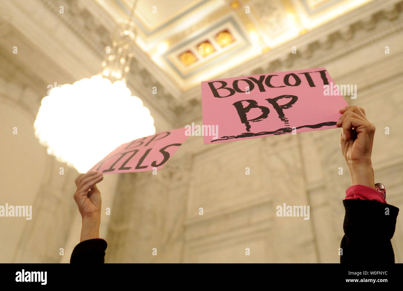 I manifestanti tenere cartelli contro la BP durante un senato di energia e di risorse naturali audizione del Comitato BP Deepwater Horizon oil rig incidente nel Golfo del Messico, a Washington il 11 maggio 2010. UPI/Kevin Dietsch Foto Stock