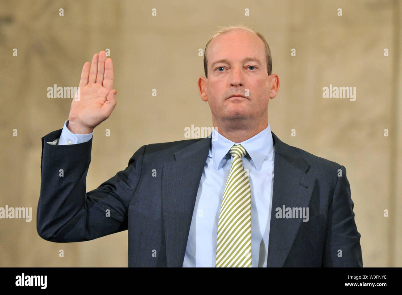 Lamar McKay, Presidente e Presidente di BP America Inc., è prestato giuramento nel corso di un senato di energia e di risorse naturali audizione del Comitato BP Deepwater Horizon oil rig incidente nel Golfo del Messico, a Washington il 11 maggio 2010. UPI/Kevin Dietsch Foto Stock