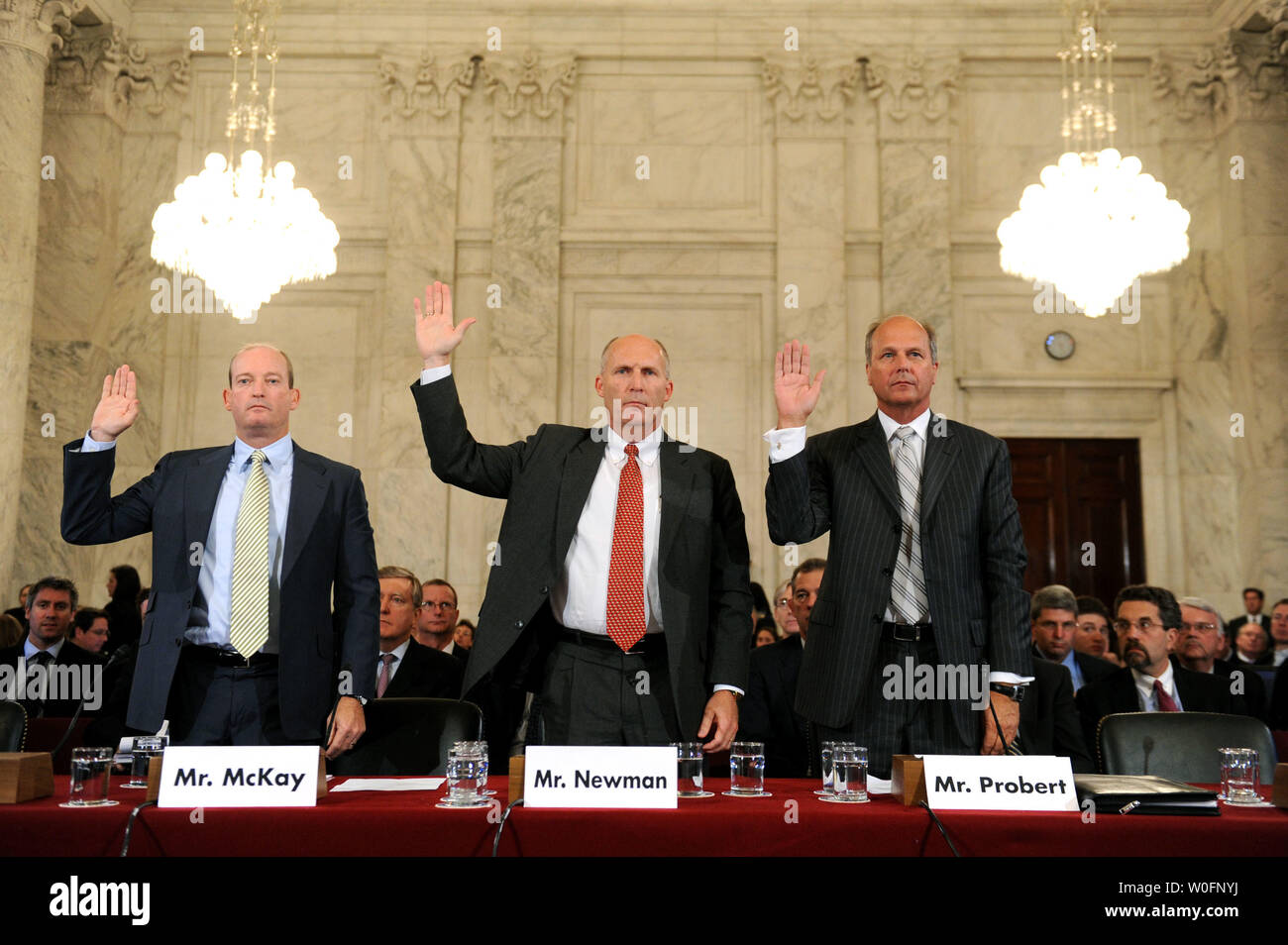 Lamar McKay (L), Presidente e Presidente di BP America Inc., Steven Newman, Presidente e CEO della Transocean Ltd, e Tim Probert di Halliburton, hanno prestato giuramento nel corso di un senato di energia e di risorse naturali audizione del Comitato BP Deepwater Horizon oil rig incidente nel Golfo del Messico, a Washington il 11 maggio 2010. UPI/Kevin Dietsch Foto Stock
