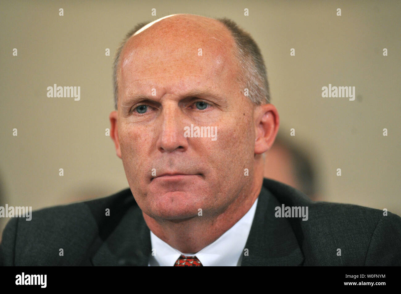 Steven Newman, Presidente e CEO della Transocean Ltd, testimonia durante un senato di energia e di risorse naturali audizione del Comitato BP Deepwater Horizon oil rig incidente nel Golfo del Messico, a Washington il 11 maggio 2010. UPI/Kevin Dietsch Foto Stock