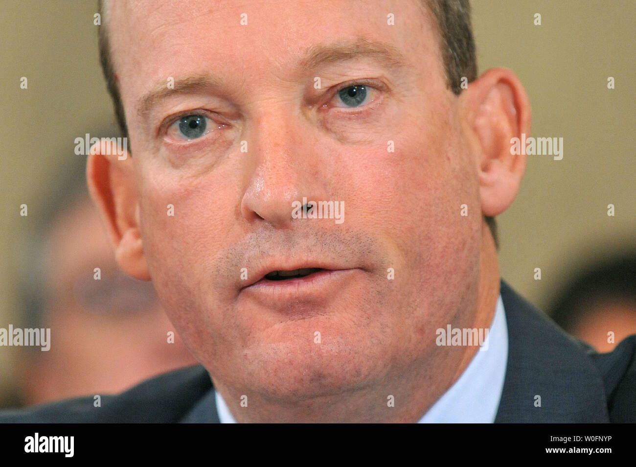 Lamar McKay, Presidente e Presidente di BP America Inc., testimonia durante un senato di energia e di risorse naturali audizione del Comitato BP Deepwater Horizon oil rig incidente nel Golfo del Messico, a Washington il 11 maggio 2010. UPI/Kevin Dietsch Foto Stock