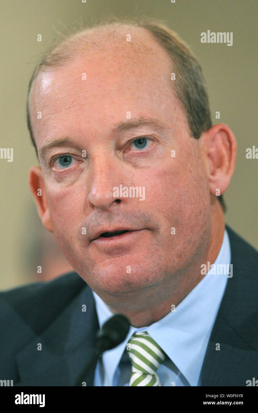 Lamar McKay, Presidente e Presidente di BP America Inc., testimonia durante un senato di energia e di risorse naturali audizione del Comitato BP Deepwater Horizon oil rig incidente nel Golfo del Messico, a Washington il 11 maggio 2010. UPI/Kevin Dietsch Foto Stock