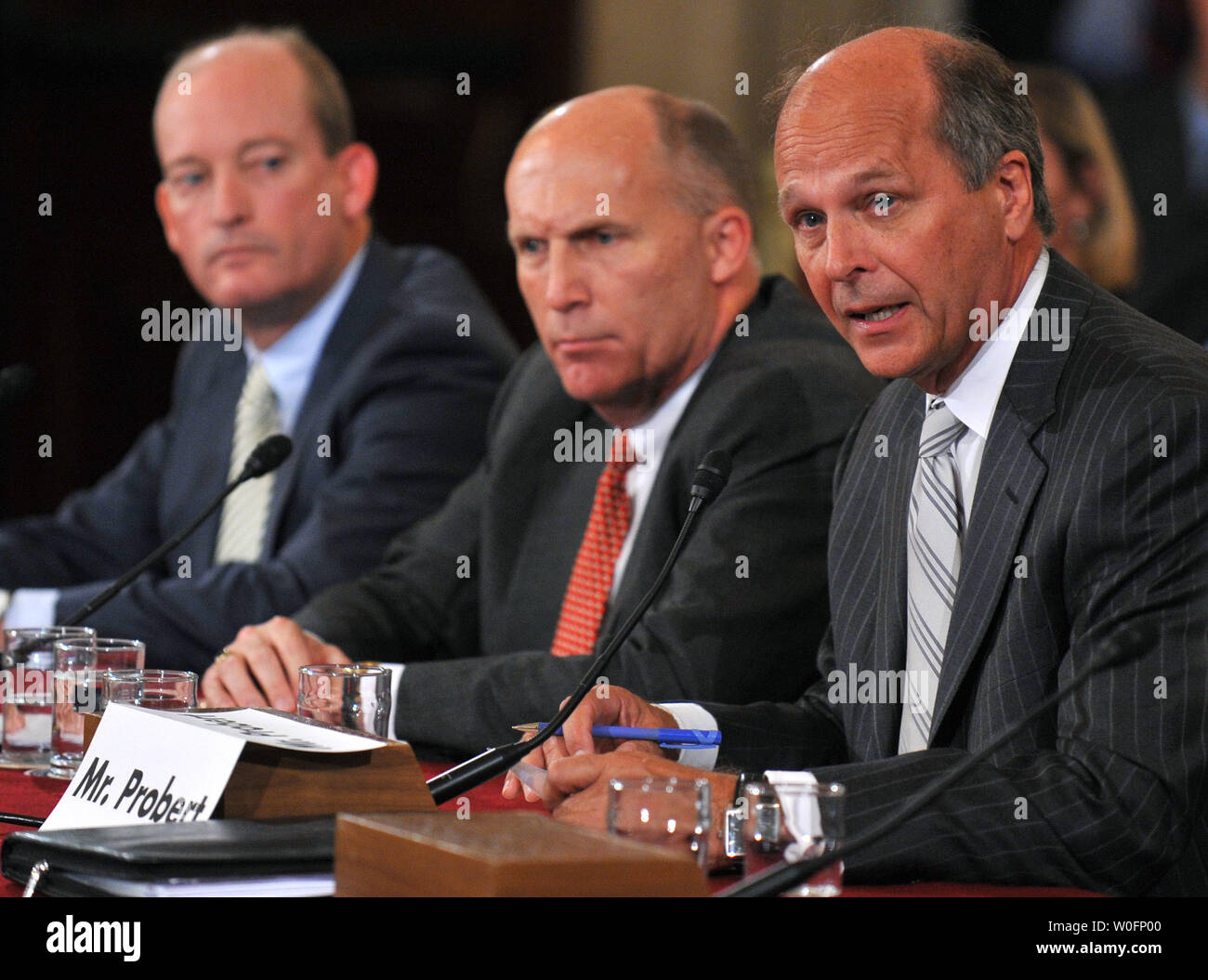 Lamar McKay (L), Presidente e Presidente di BP America Inc., Steven Newman, Presidente e CEO della Transocean Ltd, e Tim Probert di Halliburton, testimoniano durante un senato di energia e di risorse naturali audizione del Comitato BP Deepwater Horizon oil rig incidente nel Golfo del Messico, a Washington il 11 maggio 2010. UPI/Kevin Dietsch Foto Stock