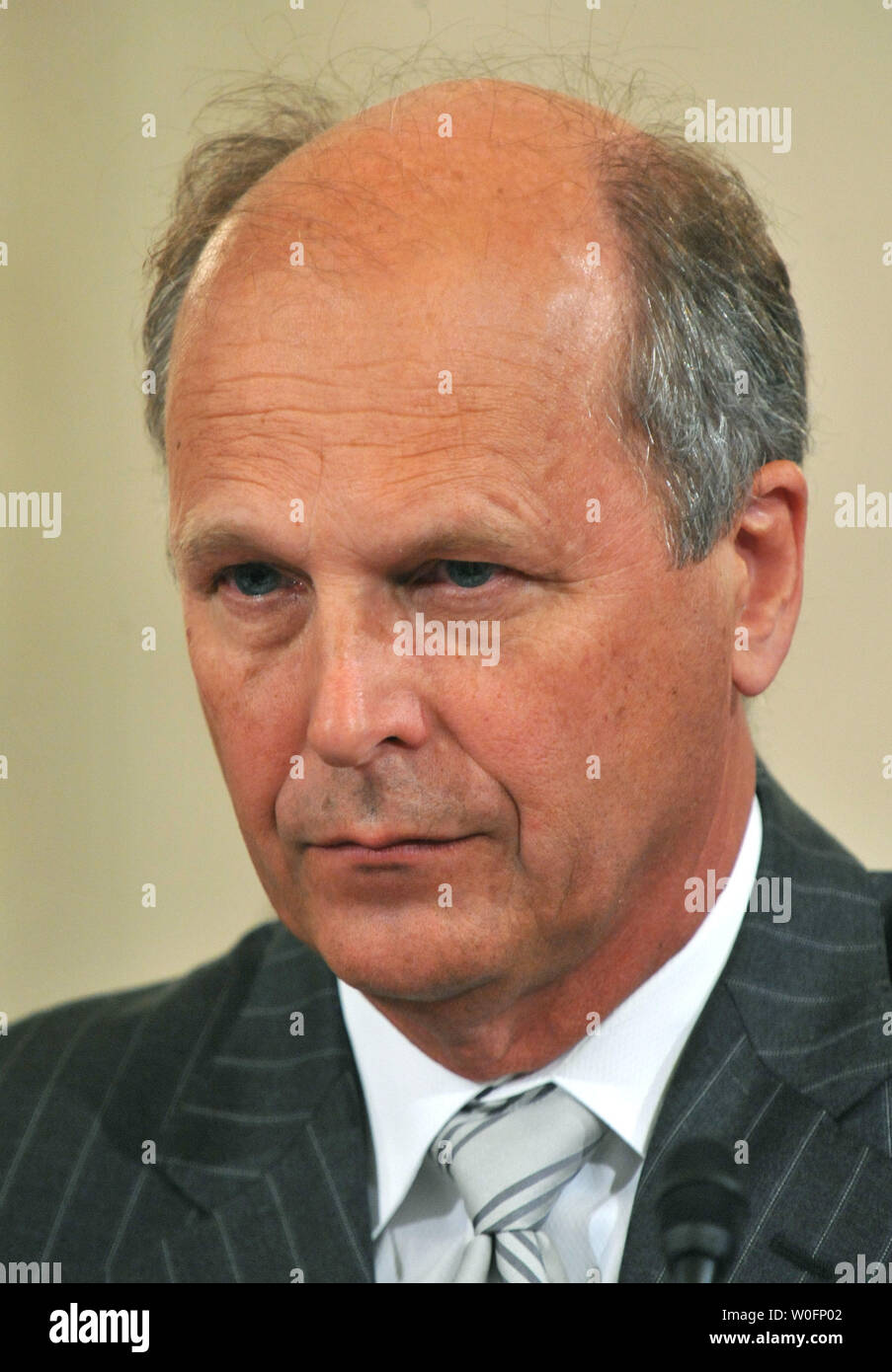 Tim Probert di Halliburton, testimonia durante un senato di energia e di risorse naturali audizione del Comitato BP Deepwater Horizon oil rig incidente nel Golfo del Messico, a Washington il 11 maggio 2010. UPI/Kevin Dietsch Foto Stock