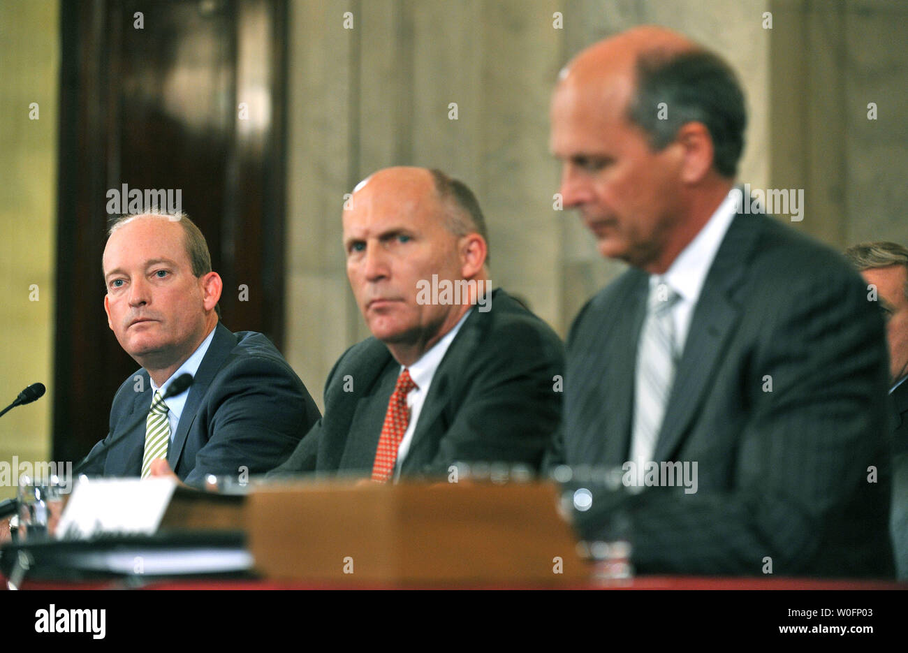 Lamar McKay (L), Presidente e Presidente di BP America Inc., Steven Newman, Presidente e CEO della Transocean Ltd, e Tim Probert di Halliburton, testimoniano durante un senato di energia e di risorse naturali audizione del Comitato BP Deepwater Horizon oil rig incidente nel Golfo del Messico, a Washington il 11 maggio 2010. UPI/Kevin Dietsch Foto Stock