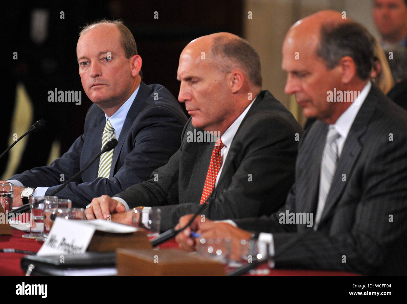 Lamar McKay (L), Presidente e Presidente di BP America Inc., Steven Newman, Presidente e CEO della Transocean Ltd, e Tim Probert di Halliburton, testimoniano durante un senato di energia e di risorse naturali audizione del Comitato BP Deepwater Horizon oil rig incidente nel Golfo del Messico, a Washington il 11 maggio 2010. UPI/Kevin Dietsch Foto Stock