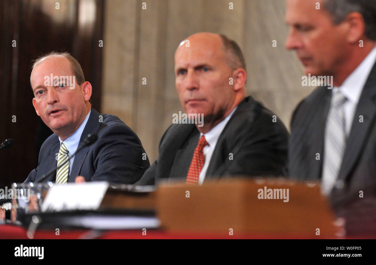 Lamar McKay (L), Presidente e Presidente di BP America Inc., Steven Newman, Presidente e CEO della Transocean Ltd, e Tim Probert di Halliburton, testimoniano durante un senato di energia e di risorse naturali audizione del Comitato BP Deepwater Horizon oil rig incidente nel Golfo del Messico, a Washington il 11 maggio 2010. UPI/Kevin Dietsch Foto Stock