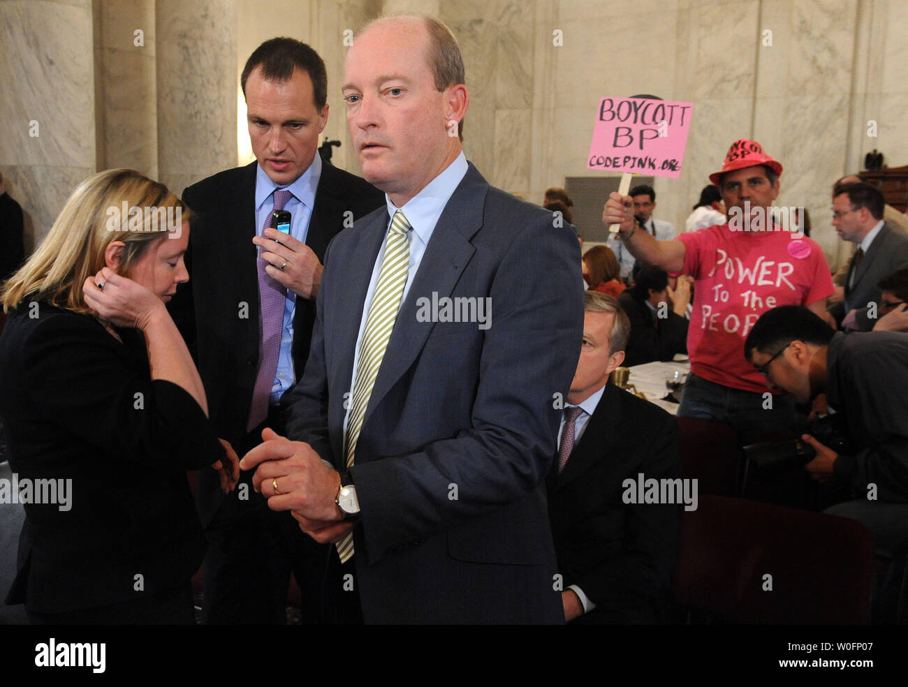 Lamar McKay, Presidente e Presidente di BP America Inc., attende per testimoniare durante un senato di energia e di risorse naturali audizione del Comitato BP Deepwater Horizon oil rig incidente nel Golfo del Messico, a Washington il 11 maggio 2010. UPI/Kevin Dietsch Foto Stock