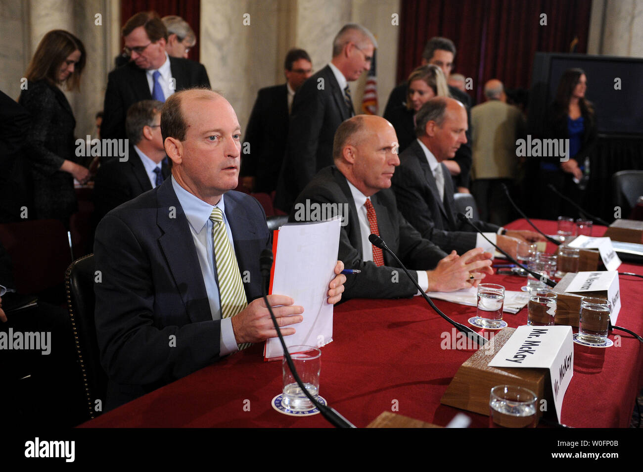 Lamar McKay (L), Presidente e Presidente di BP America Inc., Steven Newman, Presidente e CEO della Transocean Ltd, e Tim Probert di Halliburton, testimoniano durante un senato di energia e di risorse naturali audizione del Comitato BP Deepwater Horizon oil rig incidente nel Golfo del Messico, a Washington il 11 maggio 2010. UPI/Kevin Dietsch Foto Stock