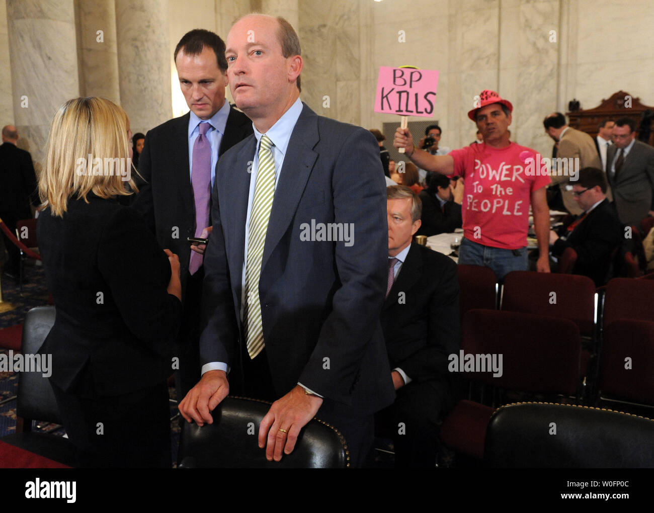 Lamar McKay, Presidente e Presidente di BP America Inc., attende per testimoniare durante un senato di energia e di risorse naturali audizione del Comitato BP Deepwater Horizon oil rig incidente nel Golfo del Messico, a Washington il 11 maggio 2010. UPI/Kevin Dietsch Foto Stock