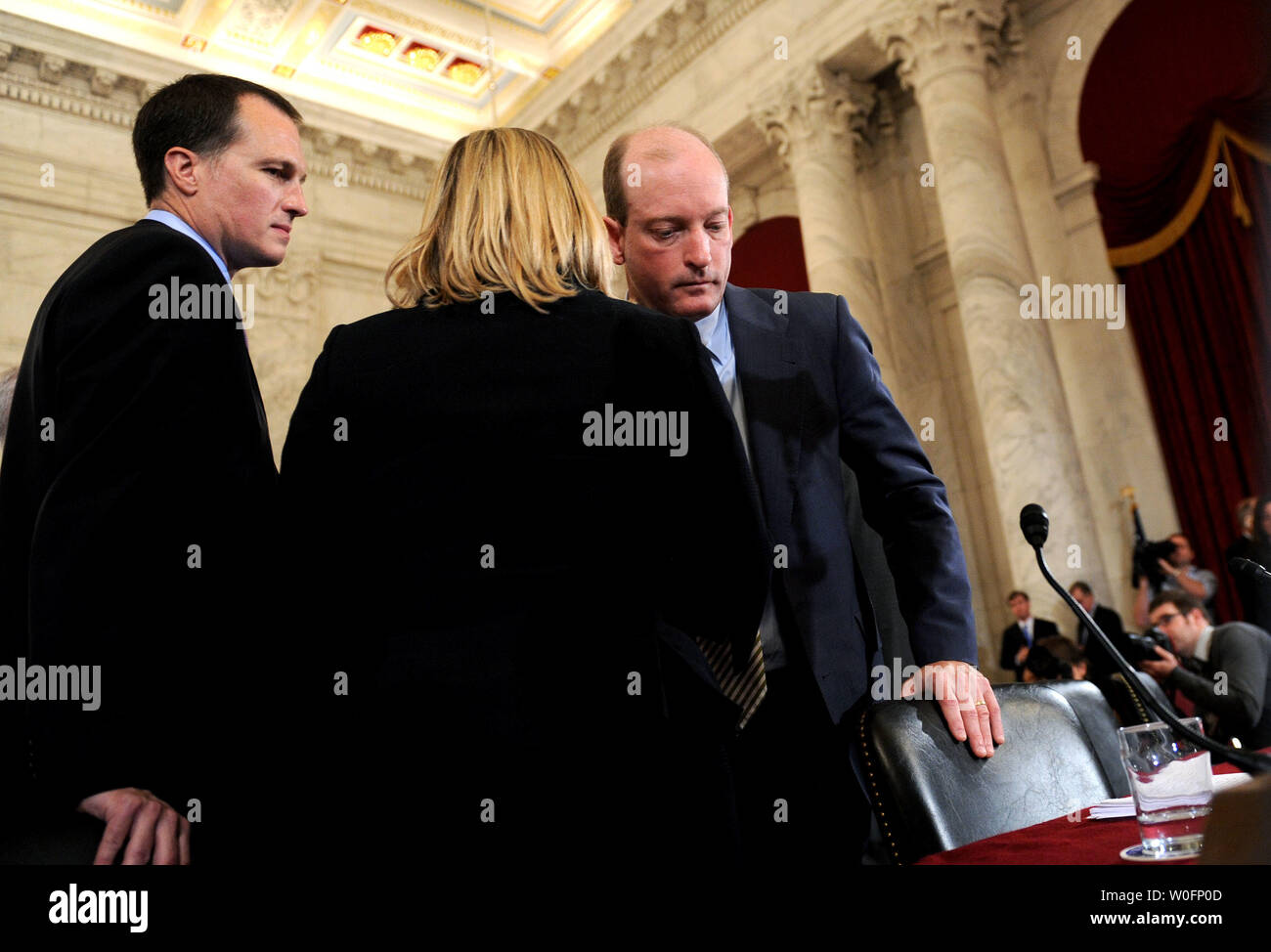 Lamar McKay, Presidente e Presidente di BP America Inc., parla con un membro del suo personale durante un senato di energia e di risorse naturali audizione del Comitato BP Deepwater Horizon oil rig incidente nel Golfo del Messico, a Washington il 11 maggio 2010. UPI/Kevin Dietsch Foto Stock