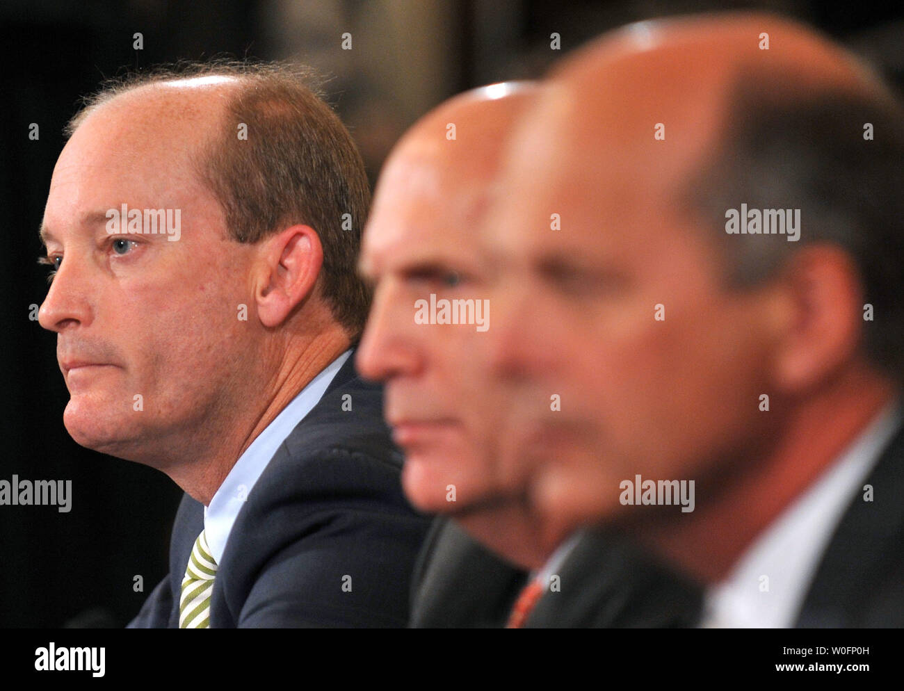 Lamar McKay (L), Presidente e Presidente di BP America Inc., Steven Newman, Presidente e CEO della Transocean Ltd, e Tim Probert di Halliburton, testimoniano durante un senato di energia e di risorse naturali audizione del Comitato BP Deepwater Horizon oil rig incidente nel Golfo del Messico, a Washington il 11 maggio 2010. UPI/Kevin Dietsch Foto Stock