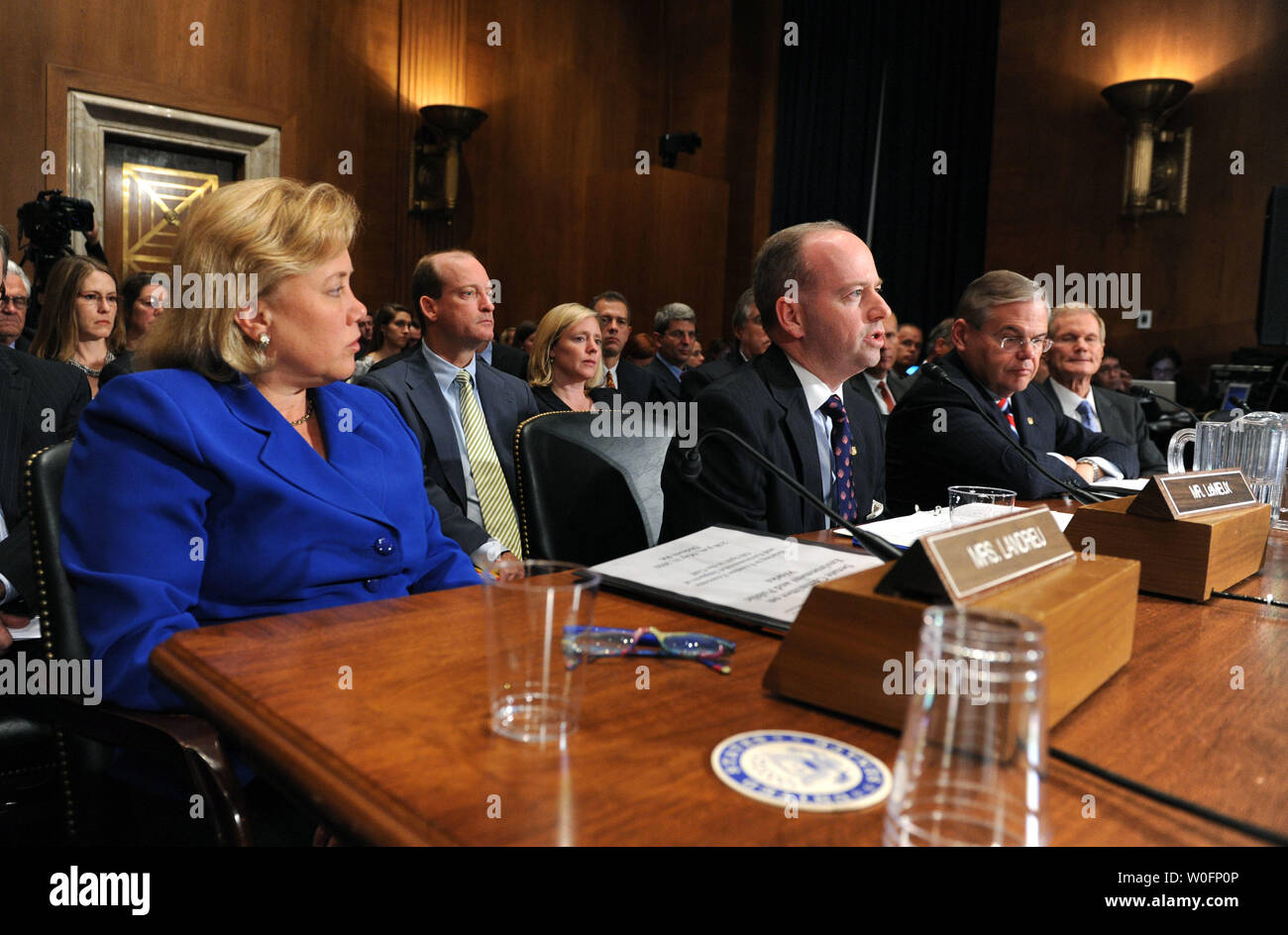 Lamar McKay (2nd-L), Presidente e Presidente di BP America Inc., ascolta come Sen. Mary Landrieu (D-LA), il Senatore George lemieux (R-FL) e Sen. Bill Nelson (D-FL) testimoniano sull'impatto ambientale della BP Deepwater Horizon oil rig incidente durante un Ambiente del Senato e lavori pubblici audizione del Comitato, a Washington il 11 maggio 2010. UPI/Kevin Dietsch Foto Stock