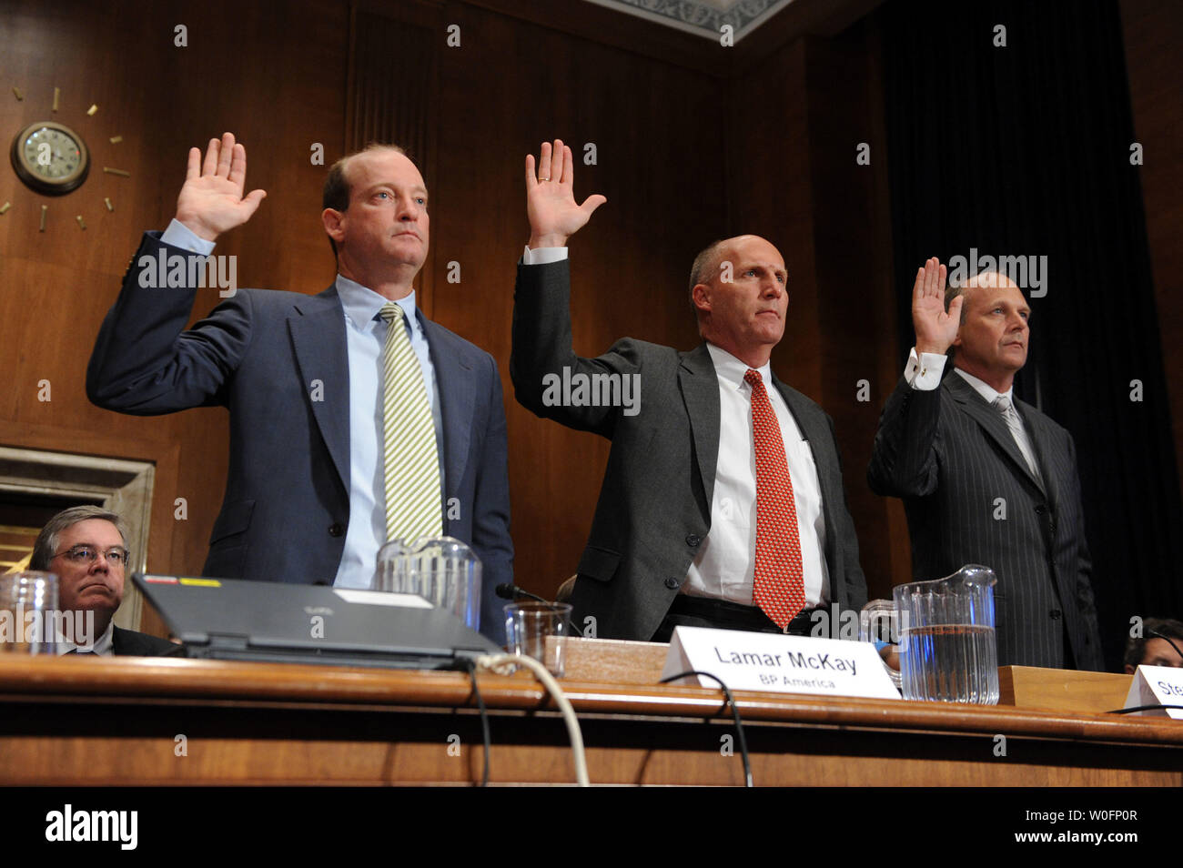 Lamar McKay (L), Presidente e Presidente di BP America Inc., Steven Newman, Presidente e CEO della Transocean Ltd, e Tim Probert di Halliburton, hanno prestato giuramento nel corso di un Ambiente del Senato e lavori pubblici Comitato sugli impatti ambientali di BP Deepwater Horizon oil rig incidente, a Washington il 11 maggio 2010. UPI/Kevin Dietsch Foto Stock