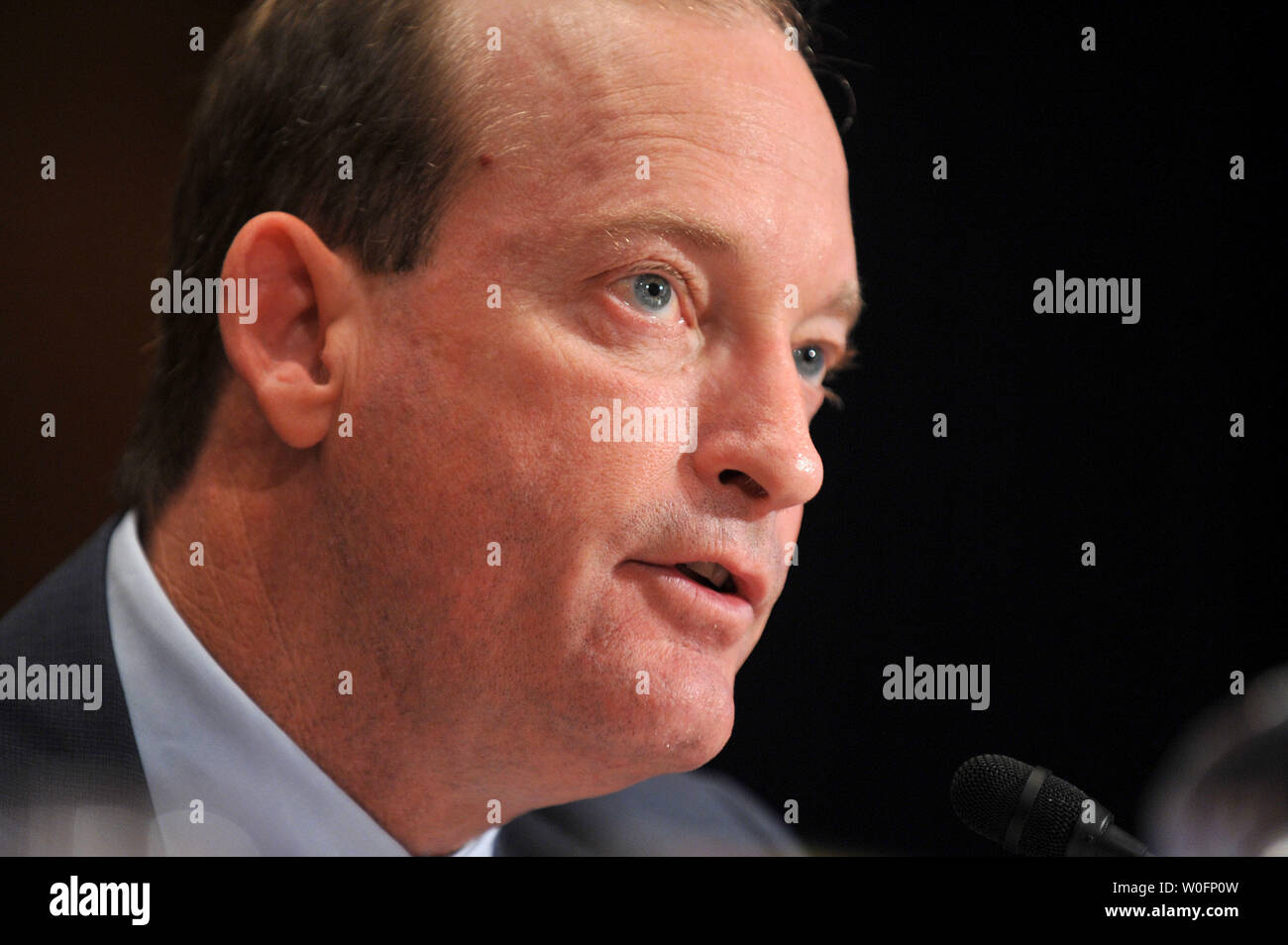 Lamar McKay, Presidente e Presidente di BP America Inc. testimonia durante un Ambiente del Senato e lavori pubblici Comitato sugli impatti ambientali di BP Deepwater Horizon oil rig incidente, a Washington il 11 maggio 2010. UPI/Kevin Dietsch Foto Stock