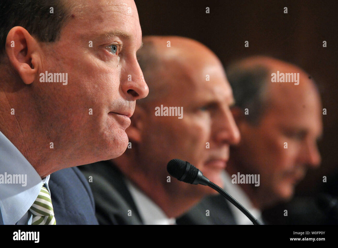 Lamar McKay (L), Presidente e Presidente di BP America Inc. testimonia al fianco di Steven Newman, Presidente e CEO della Transocean Ltd, e Tim Probert di Halliburton, durante una seduta del Senato Ambiente e lavori pubblici Comitato sugli impatti ambientali di BP Deepwater Horizon oil rig incidente, a Washington il 11 maggio 2010. UPI/Kevin Dietsch Foto Stock