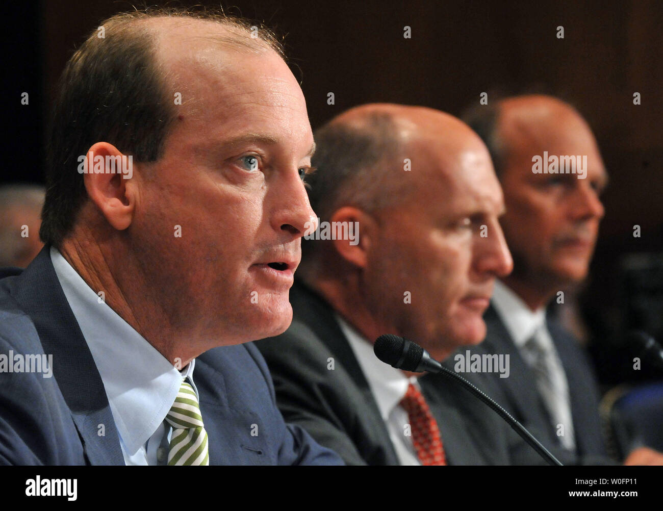 Lamar McKay (L), Presidente e Presidente di BP America Inc. testimonia al fianco di Steven Newman, Presidente e CEO della Transocean Ltd, e Tim Probert di Halliburton, durante una seduta del Senato Ambiente e lavori pubblici Comitato sugli impatti ambientali di BP Deepwater Horizon oil rig incidente, a Washington il 11 maggio 2010. UPI/Kevin Dietsch Foto Stock
