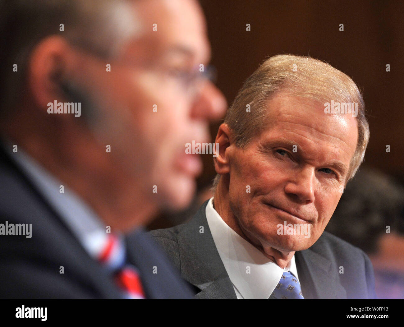 Il Sen. Bill Nelson (D-FL) (R) orologi come Sen. Robert Menéndez (D-NJ) testimonia sull'impatto ambientale della BP Deepwater Horizon oil rig incidente durante un Ambiente del Senato e lavori pubblici audizione del Comitato, a Washington il 11 maggio 2010. UPI/Kevin Dietsch Foto Stock