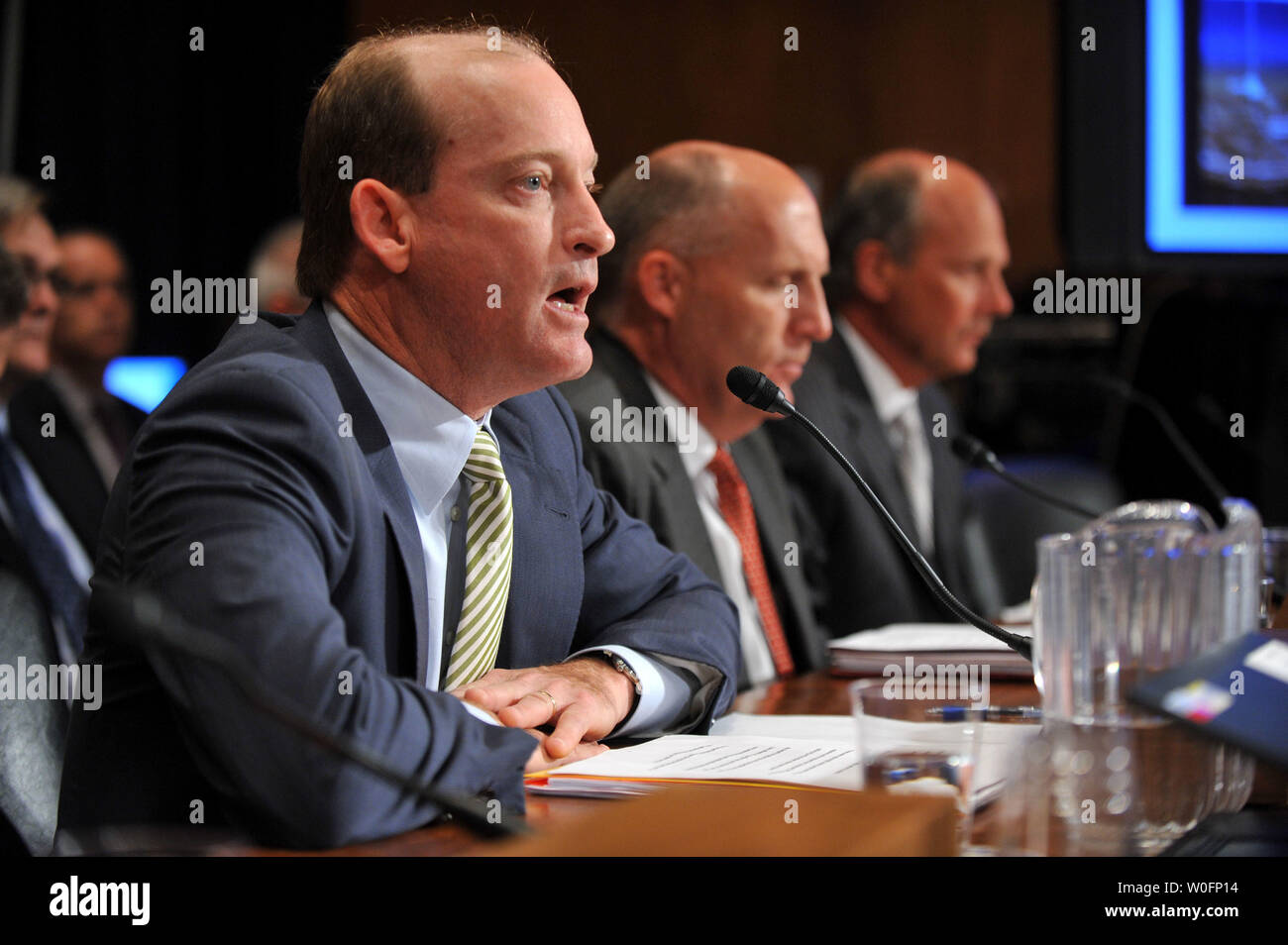 Lamar McKay (L), Presidente e Presidente di BP America Inc. testimonia al fianco di Steven Newman, Presidente e CEO della Transocean Ltd, e Tim Probert di Halliburton, durante una seduta del Senato Ambiente e lavori pubblici Comitato sugli impatti ambientali di BP Deepwater Horizon oil rig incidente, a Washington il 11 maggio 2010. UPI/Kevin Dietsch Foto Stock