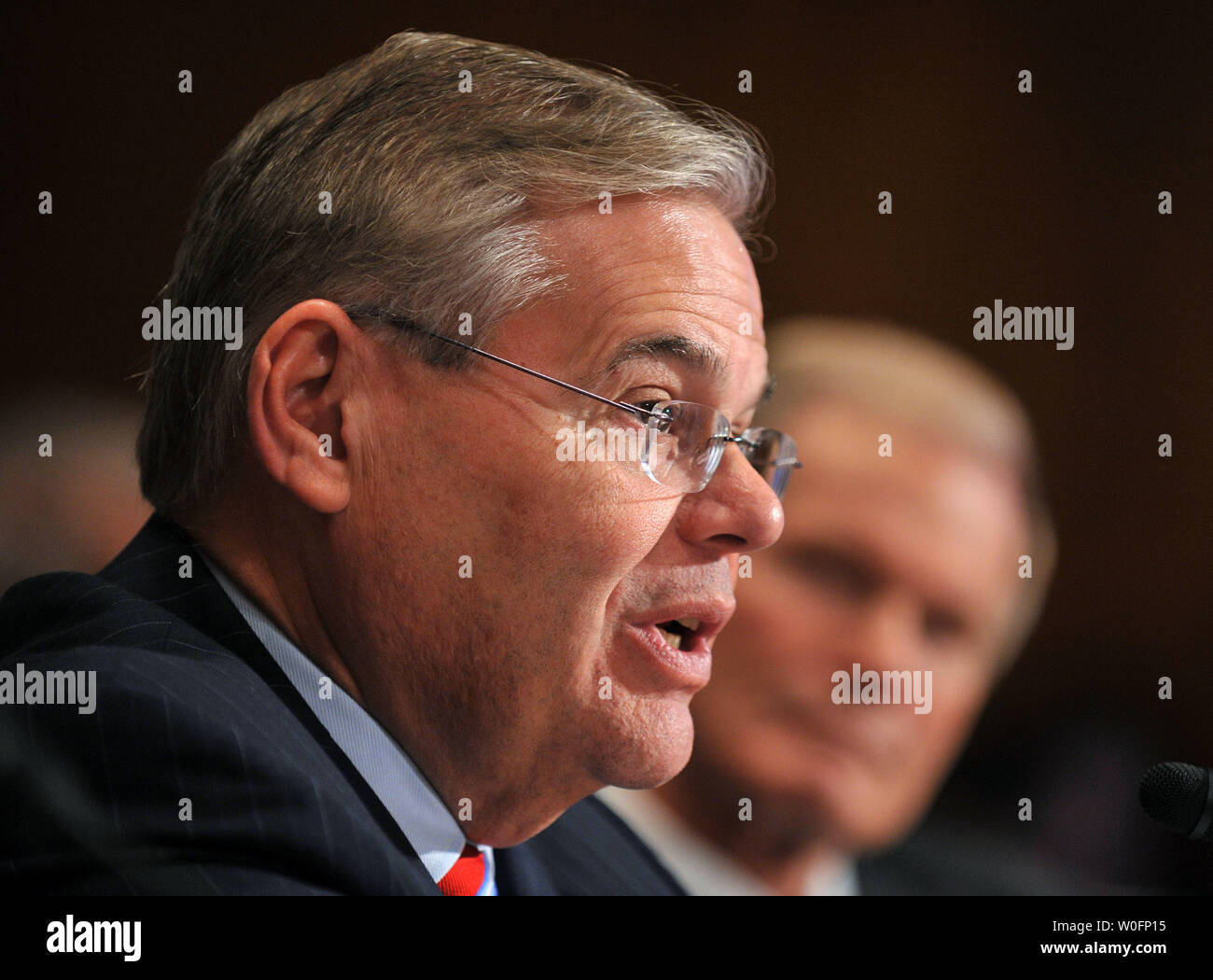 Il Sen. Robert Menéndez (D-NJ) testimonia a fianco Sen. Bill Nelson (D-F1) sull'impatto ambientale della BP Deepwater Horizon oil rig incidente durante un Ambiente del Senato e lavori pubblici audizione del Comitato, a Washington il 11 maggio 2010. UPI/Kevin Dietsch Foto Stock