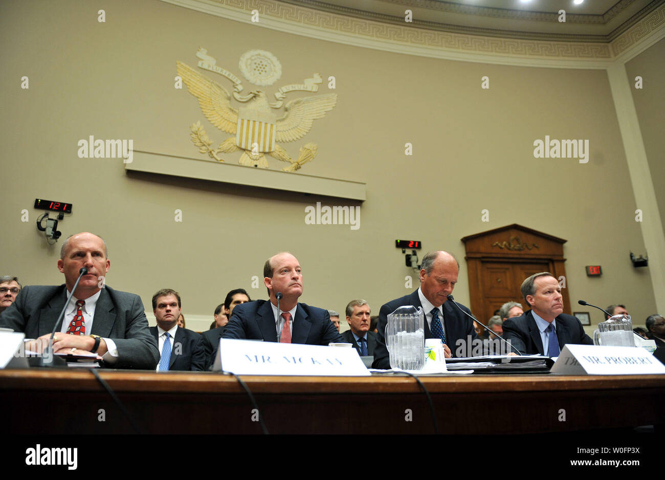 Steven Newman (L), Presidente e CEO della Transocean Ltd, Lamar McKay (2nd-L), Presidente e Presidente di BP America Inc., Tim Probert (2a-R) di Halliburton e Jack Moore, presidente e CEO di Cameron, testimoniare davanti a una casa energia e commercio audizione del Comitato BP Deepwater Horizon oil rig incidente nel Golfo del Messico, a Washington il 12 maggio 2010. UPI/Kevin Dietsch Foto Stock