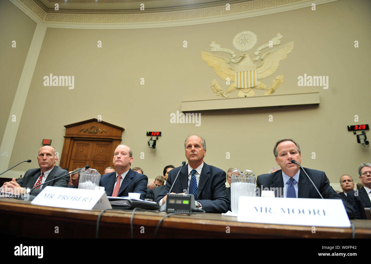 Steven Newman (L), Presidente e CEO della Transocean Ltd, Lamar McKay (2nd-L), Presidente e Presidente di BP America Inc., Tim Probert (2a-R) di Halliburton e Jack Moore, presidente e CEO di Cameron, testimoniare davanti a una casa energia e commercio audizione del Comitato BP Deepwater Horizon oil rig incidente nel Golfo del Messico, a Washington il 12 maggio 2010. UPI/Kevin Dietsch Foto Stock