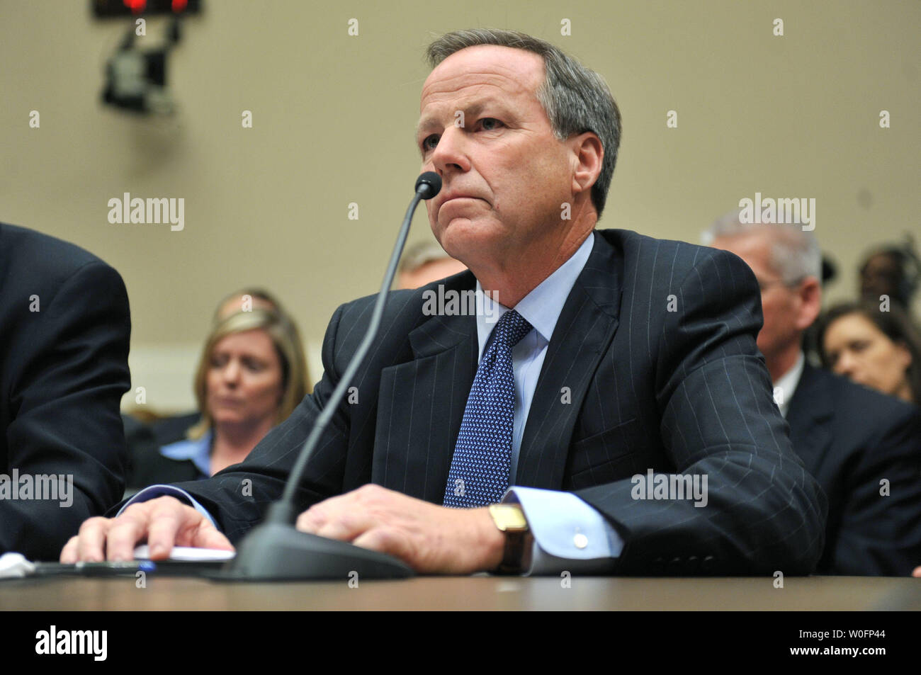 Jack Moore, presidente e CEO di Cameron, testimonia prima di una casa energia e commercio audizione del Comitato BP Deepwater Horizon oil rig incidente nel Golfo del Messico, a Washington il 12 maggio 2010. UPI/Kevin Dietsch Foto Stock