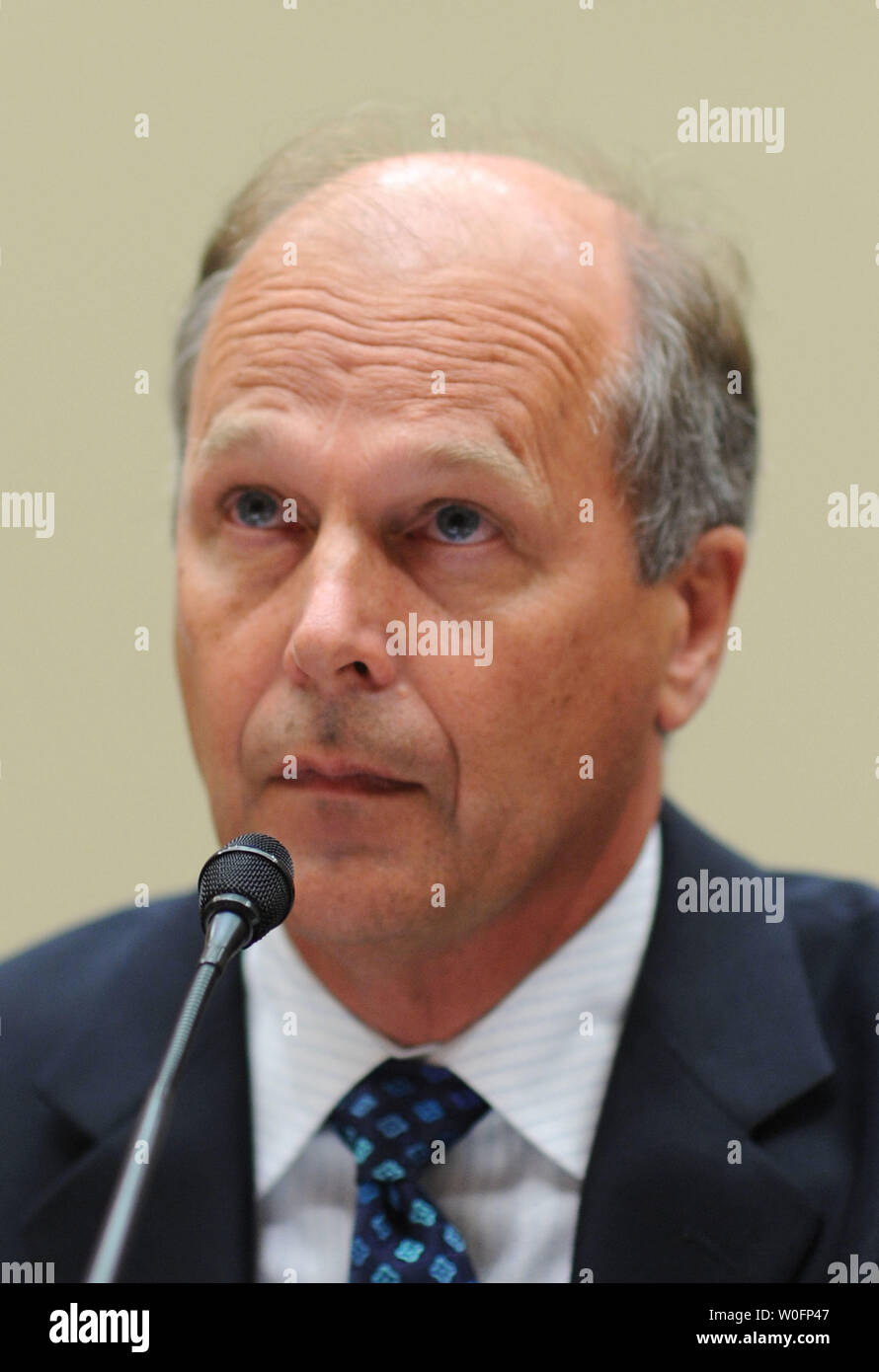 Halliburton Tim Probert testimonia prima di una casa energia e commercio audizione del Comitato BP Deepwater Horizon oil rig incidente nel Golfo del Messico, a Washington il 12 maggio 2010. UPI/Kevin Dietsch Foto Stock