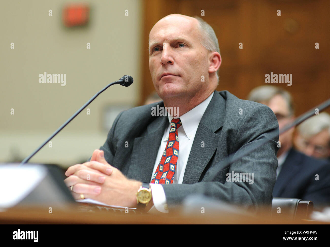 Steven Newman, Presidente e CEO della Transocean Ltd, testimonia prima di una casa energia e commercio audizione del Comitato BP Deepwater Horizon oil rig incidente nel Golfo del Messico, a Washington il 12 maggio 2010. UPI/Kevin Dietsch Foto Stock