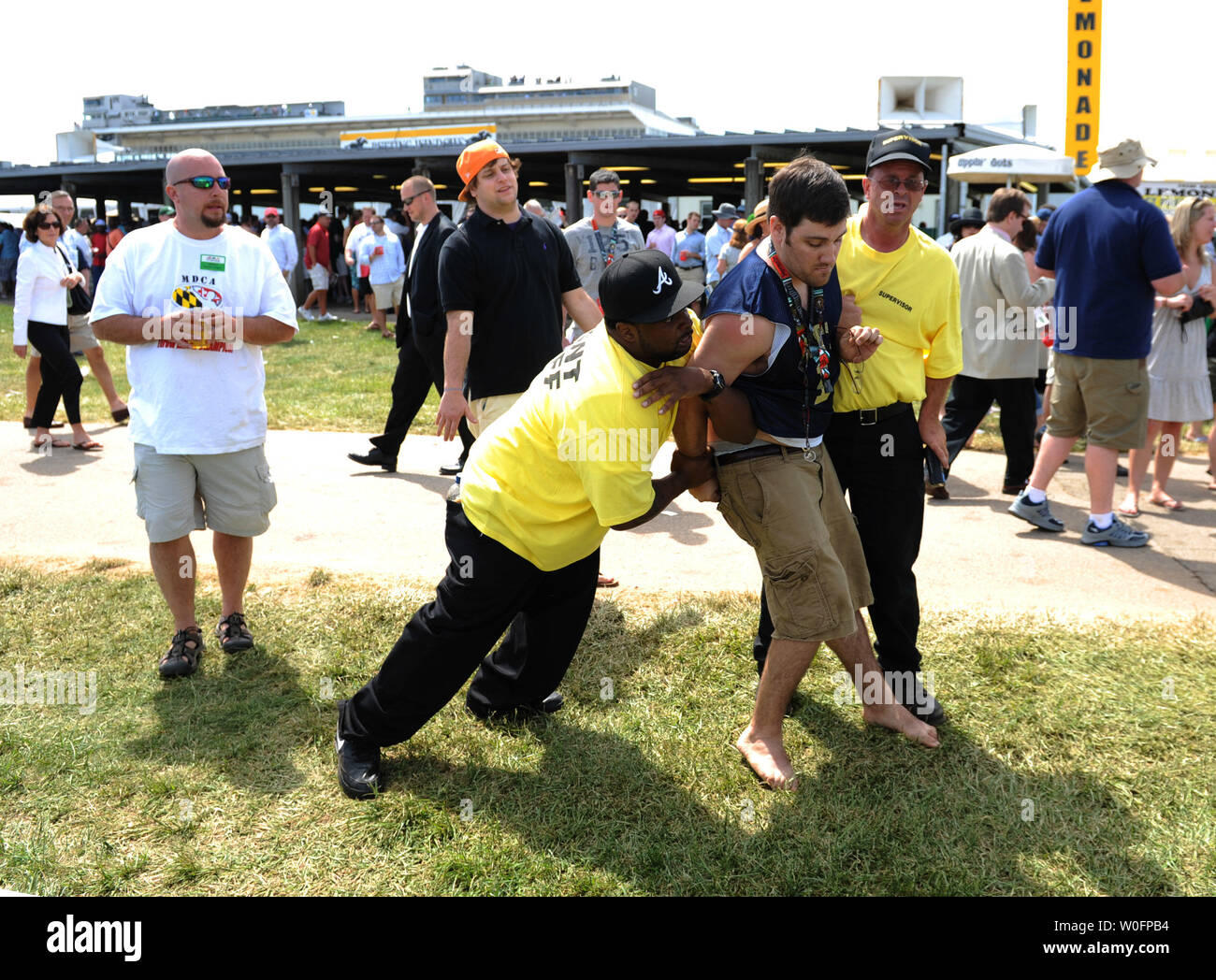 Un ventilatore indisciplinati è rimosso dall'infield prima la centrotrentacinquesima esecuzione del Preakness Stakes di Pimlico Race Course di Baltimora il 15 maggio 2010. UPI/Kevin Dietsch Foto Stock