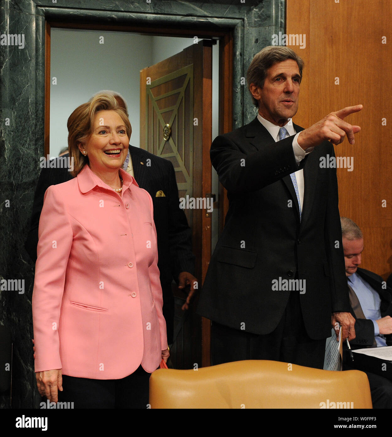 Il senatore John Kerry, D-MA, chat con il Segretario di Stato Hillary Rodham Clinton al Senato i rapporti con l'estero Comitato per quanto riguarda il nuovo trattato START sul Campidoglio di Washington il 18 maggio 2010. Il trattato di riduzione delle armi strategiche (START) tra gli Stati Uniti e la Russia, miranti a ridurre gli armamenti nucleari, è stato firmato a Praga il 8 aprile 2010. UPI/Roger L. Wollenberg Foto Stock