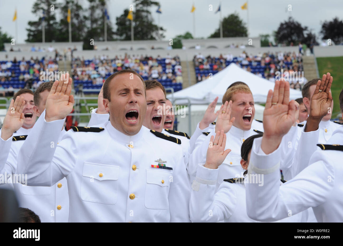Navy aspiranti guardiamarina prestare giuramento di ufficio presso l'U.S. L'Accademia Navale di graduazione e messa in servizio cerimonie in Annapolis, Maryland il 28 maggio 2010. UPI/Alexis C. Glenn Foto Stock