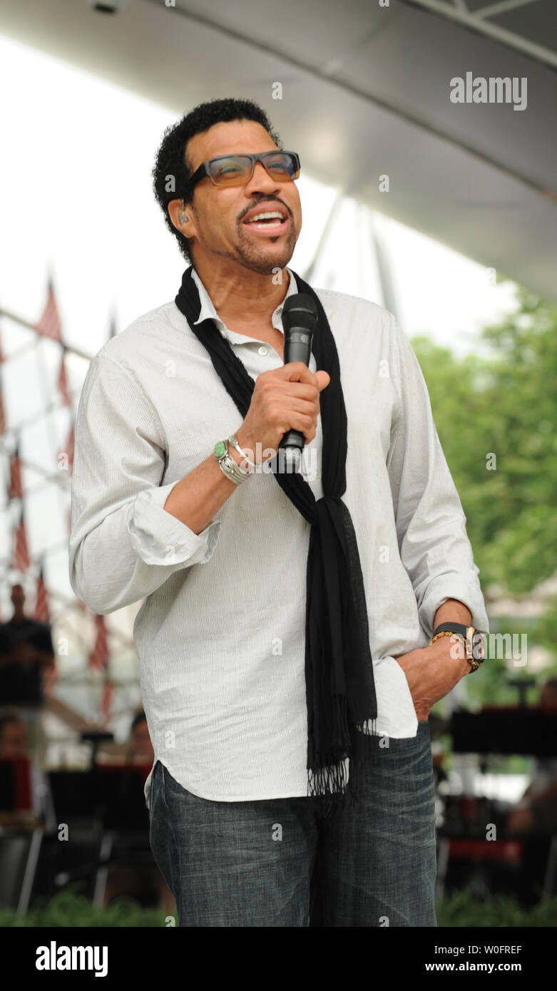 Lionel Richie ripete per il National Memorial Day concerto sul Prato Ovest degli Stati Uniti Capitol a Washington il 29 maggio 2010. UPI/Alexis C. Glenn Foto Stock