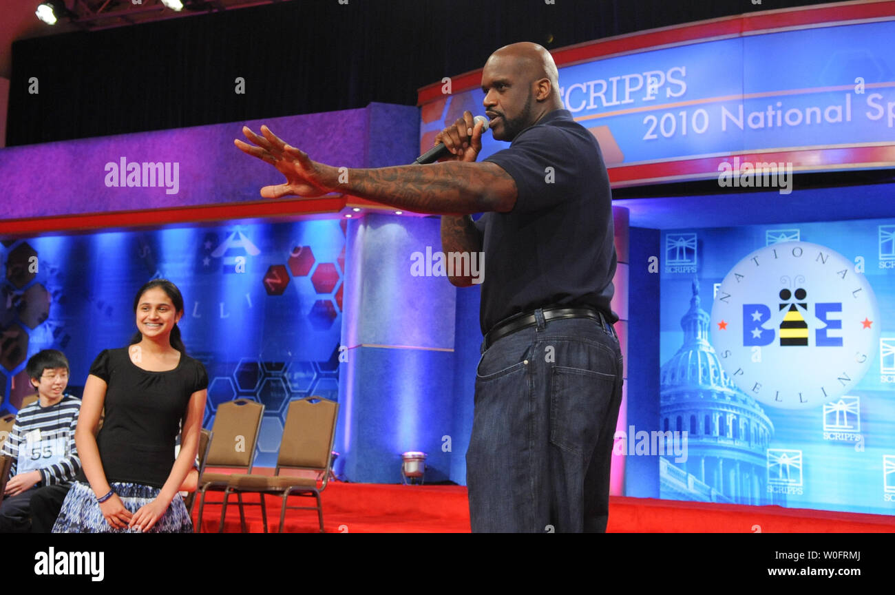 Stella NBA Shaquille O'Neal sfide campione 2009 Kavya Shivashankar per scrivere una parola prima che il round finale presso lo Scripps 2010 National Spelling Bee a Washington il 4 giugno 2010. UPI/Alexis C. Glenn Foto Stock