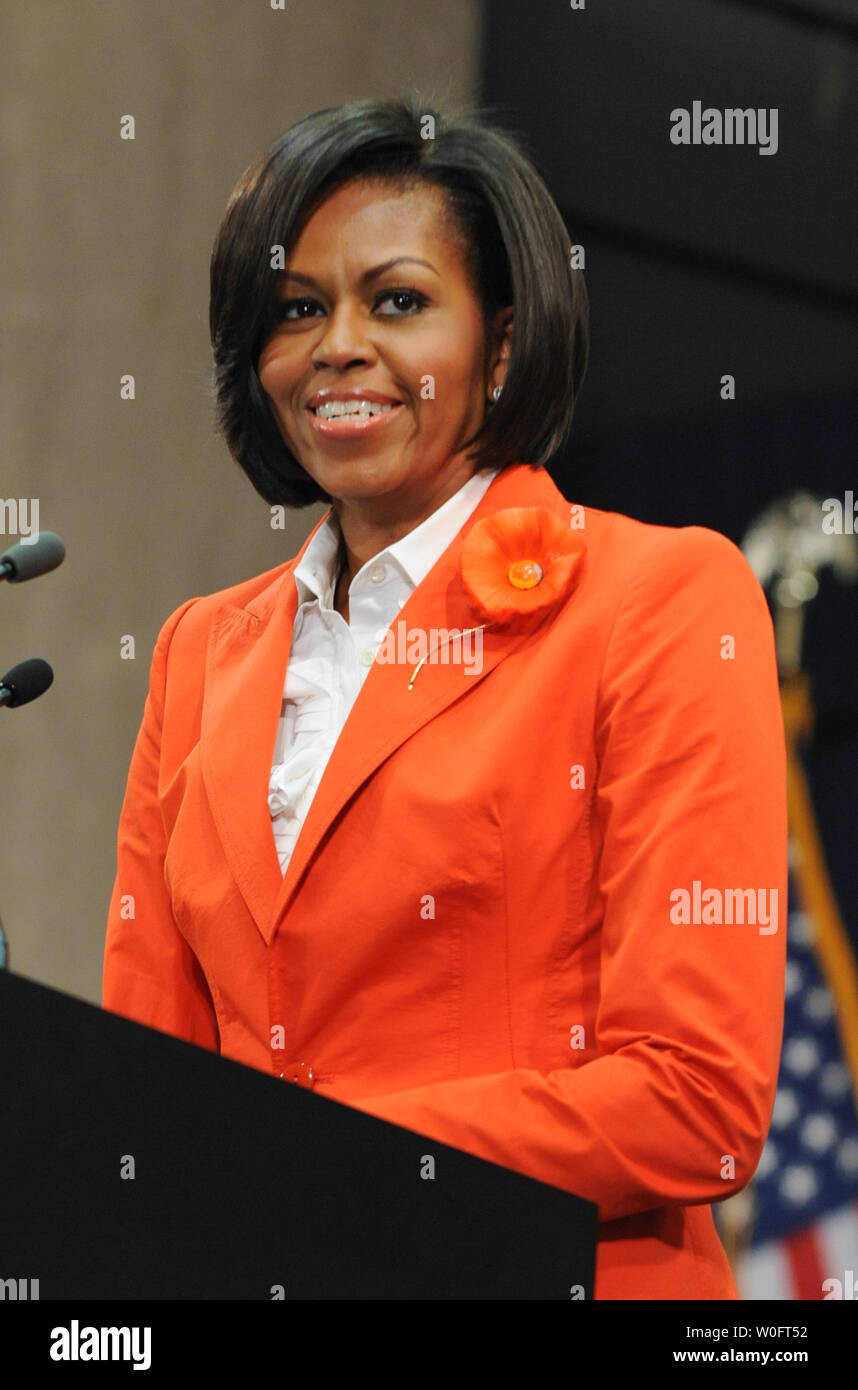 La First Lady Michelle Obama parla a un evento a riconoscere le conquiste delle donne del Bureau presso il Dipartimento del lavoro a Washington il 11 giugno 2010. UPI/Alexis C. Glenn Foto Stock